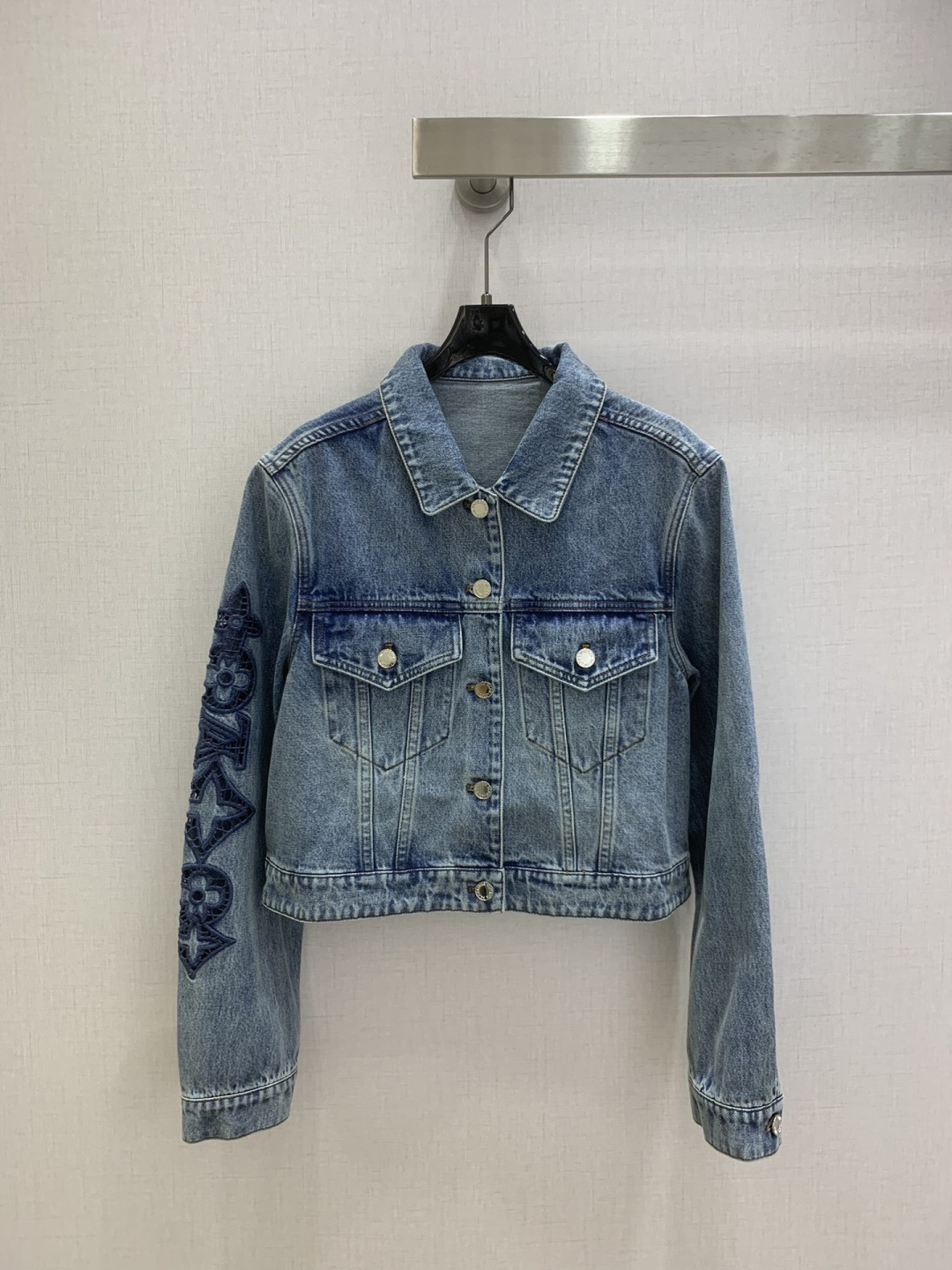 NO:751308,Highly recommended 26 early spring new embroidered hollow denim jacket. High-end production ~ super fashionable new denim denim. The fermentation-washed personalized color upper body is cool and sassy. It is made of customized high-quality twill cotton washed denim fabric. The texture is fine and the cotton feels natural. It is muscular yet soft. The fermentation-washed color is a classic color that is not picky. It is super beautiful!  The details and workmanship are super good, new products are in stock, unboxing and grabbing, one color SML code, high quality ABC,,jackets & coats,jackets & coats,19860909强烈推荐 26早春新款 刺绣镂空牛仔夹克外套 高版出品~超时髦新款丹宁牛仔 酵洗个性色调上身又酷又飒爽 采用定制高品质斜纹棉质水洗牛仔面料,纹理细腻,棉感自然,既有筋骨感又不失柔软,酵洗色不挑人的经典色,超级漂亮！细节做工超级好,新品现货开箱开抢 一个色 SML码 高品质ABC,,jackets & coats,jackets & coats,,Women's clothing