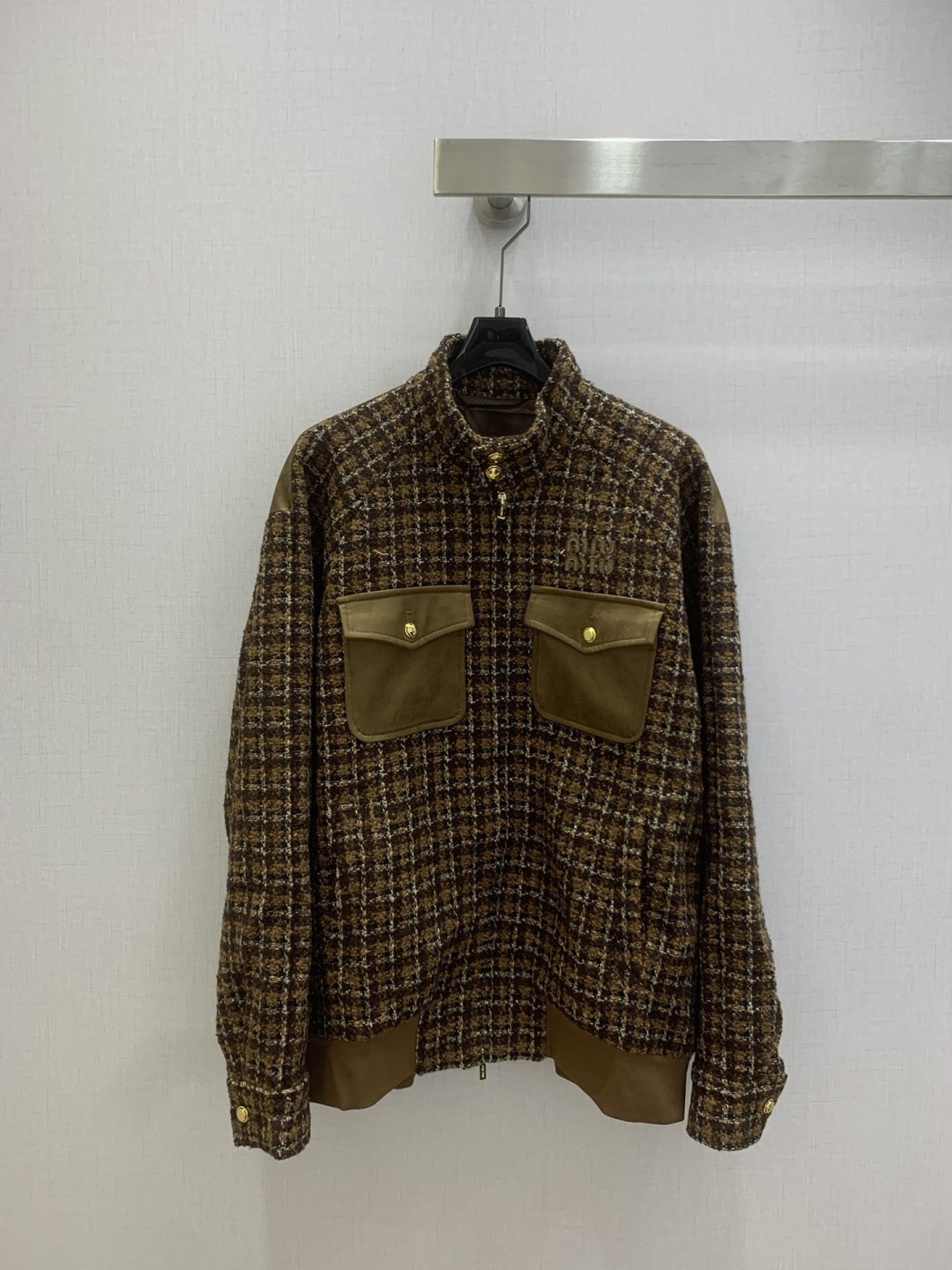 NO:751340,Highly recommended for the early spring of 26, the new woolen plaid double-pocket jacket has a classic design. The upper body is exquisite and capable, and it can be matched with ease!  The customized imported fabrics are crisp and stylish, with a full sense of high-end. Full of texture and fashionable, it is recommended to buy!  The quality of workmanship depends on the details. One color SML code. High quality ABC, jackets & coats,19860909强烈推荐 26早春新款 粗纺格纹双口袋外套 经典款设计 上身精致又干练得体,搭配起来随心应手！定制的进口面料挺括有型 满满的高级感.质感十足,时尚潮流 ,推荐入手！ 做工品质看细节 一个色 SML码 高品质ABC,,jackets & coats,,Women's clothing