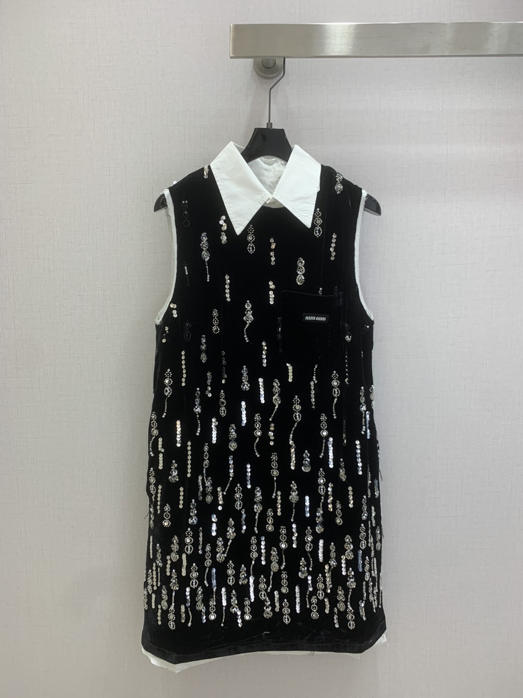 NO:751331,Highly recommended 26 early spring new style sleeveless dress with beaded lapels. Fashionable and handsome, big-name style and practical. The version is versatile and not picky. The upper body is so beautiful that you don’t want it!  The sequined beads are sparkling, simple and beautiful, and the perfect workmanship quality depends on the details!  Available now, one color SML code, high quality ABC, skirts,19860909强烈推荐 26早春新款 翻领钉珠无袖连衣裙 时尚帅气大牌范与实用性兼备 版型百搭不挑人 上身美的不要不要的！亮片珠珠闪闪发光 精简好看 完美做工品质看细节！现货开抢 一个色 SML码 高品质ABC,,skirts,,Women's clothing