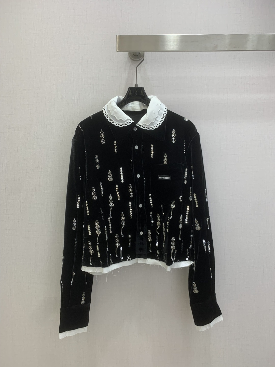 NO:751320,Highly recommended for the early spring of 26, the new beaded and sequined lapel jacket is both fashionable and handsome, big-name style and practical. The version is versatile and not picky. The upper body is so beautiful that you don’t want it!  The sequined beads are sparkling, simple and beautiful, and the perfect workmanship quality depends on the details!  Ready in stock ~ one color SML code, high quality ABC, jackets & coats,19860909强烈推荐 26早春新款 翻领钉珠亮片外套 时尚帅气大牌范与实用性兼备 版型百搭不挑人 上身美的不要不要的！亮片珠珠闪闪发光 精简好看 完美做工品质看细节！现货开抢～一个色 SML码 高品质ABC,,jackets & coats,,Women's clothing