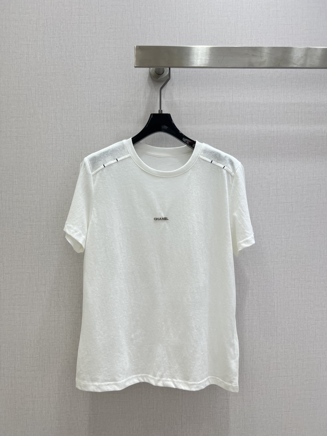 NO:751833,Highly recommended 26 early spring new metal round neck short-sleeved T-shirt. It is soft, elastic and very comfortable. It has a full sense of high-end wear. The actual product is very good!  The upper body is fashionable and versatile, and looks good when worn. High-quality workmanship. Pay attention to the details. One color SML code. High-quality ABC, T-shirt, tees, t-shirt,19860909强烈推荐 26早春新款 金属圆领短袖T恤 柔软弹力很舒服 满满的穿搭高级感 实物非常赞！上身洋气百搭,穿搭好看 高品质做工看细节 一个色 SML码 高品质ABC,,T-shirt,tees，t-shirt,,Women's clothing