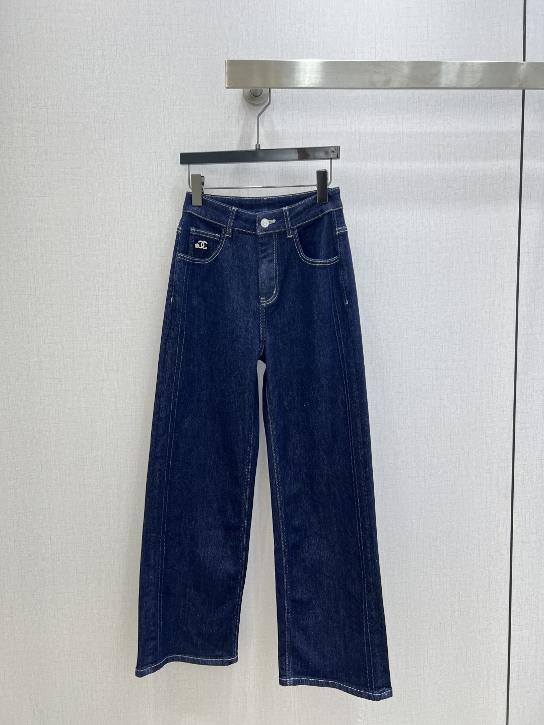 NO:751855,Highly recommended for the early spring of 26, the new metal denim straight trousers are produced in a high-end version ~ super fashionable new denim denim. The fermentation-washed personalized color tone is cool and sassy on the upper body. It is made of customized high-quality twill cotton washed denim fabric. The texture is fine and the cotton feels natural. It has a muscular feel but is soft. The fermentation-washed color is a classic color that is not picky. It is super beautiful!  The details and workmanship are super good, new products are in stock, open the box and grab them. One color, 2627282930 codes, high quality ABC,,19860909强烈推荐 26早春新款 金属牛仔直筒长裤 高版出品~超时髦新款丹宁牛仔 酵洗个性色调上身又酷又飒爽 采用定制高品质斜纹棉质水洗牛仔面料,纹理细腻,棉感自然,既有筋骨感又不失柔软,酵洗色不挑人的经典色,超级漂亮！细节做工超级好,新品现货开箱开抢 一个色 2627282930码 高品质ABC,,,Women's clothing