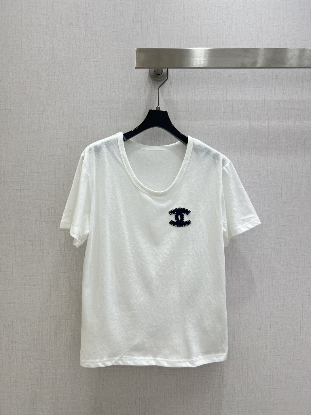 NO:751852,Highly recommended 26 early spring new embroidered U-neck short-sleeved T-shirt. It is soft, elastic and very comfortable. It has a full sense of high-end wear. The actual product is very good!  The upper body is fashionable and versatile, and looks good when worn. High-quality workmanship. Pay attention to the details. One color SML code. High-quality ABC, T-shirt, tees, t-shirt,19860909强烈推荐 26早春新款 绣品U领短袖T恤 柔软弹力很舒服 满满的穿搭高级感 实物非常赞！上身洋气百搭,穿搭好看 高品质做工看细节 一个色 SML码 高品质ABC,,T-shirt,tees，t-shirt,,Women's clothing