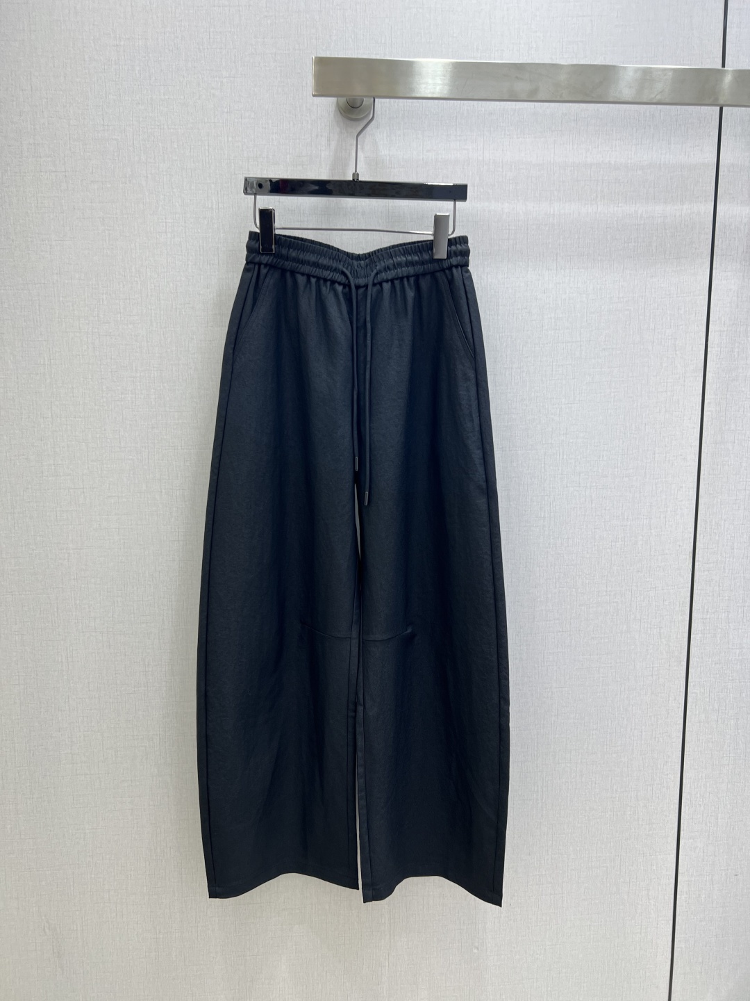 NO:751846,Highly recommend the new 26 early spring wide-leg trousers with embroidered pockets. You are not picky about your body shape. The upper body is particularly good!  The style of the matching is also very versatile. Exquisite advanced customization. The texture of the fabric is awesome. Retro and elegant. The upper body is cool and handsome, reducing age and fashionable. Two colors. SML code. High quality ABC,,19860909强烈推荐 26早春新款 口袋绣品阔腿长裤 不挑剔身形要求 上身特别赞！搭配的风格也很通吃 精致高级定制 富有肌理感的面料质感超赞 复古优雅 上身酷帅减龄时髦 两个色 SML码 高品质ABC,,,Women's clothing