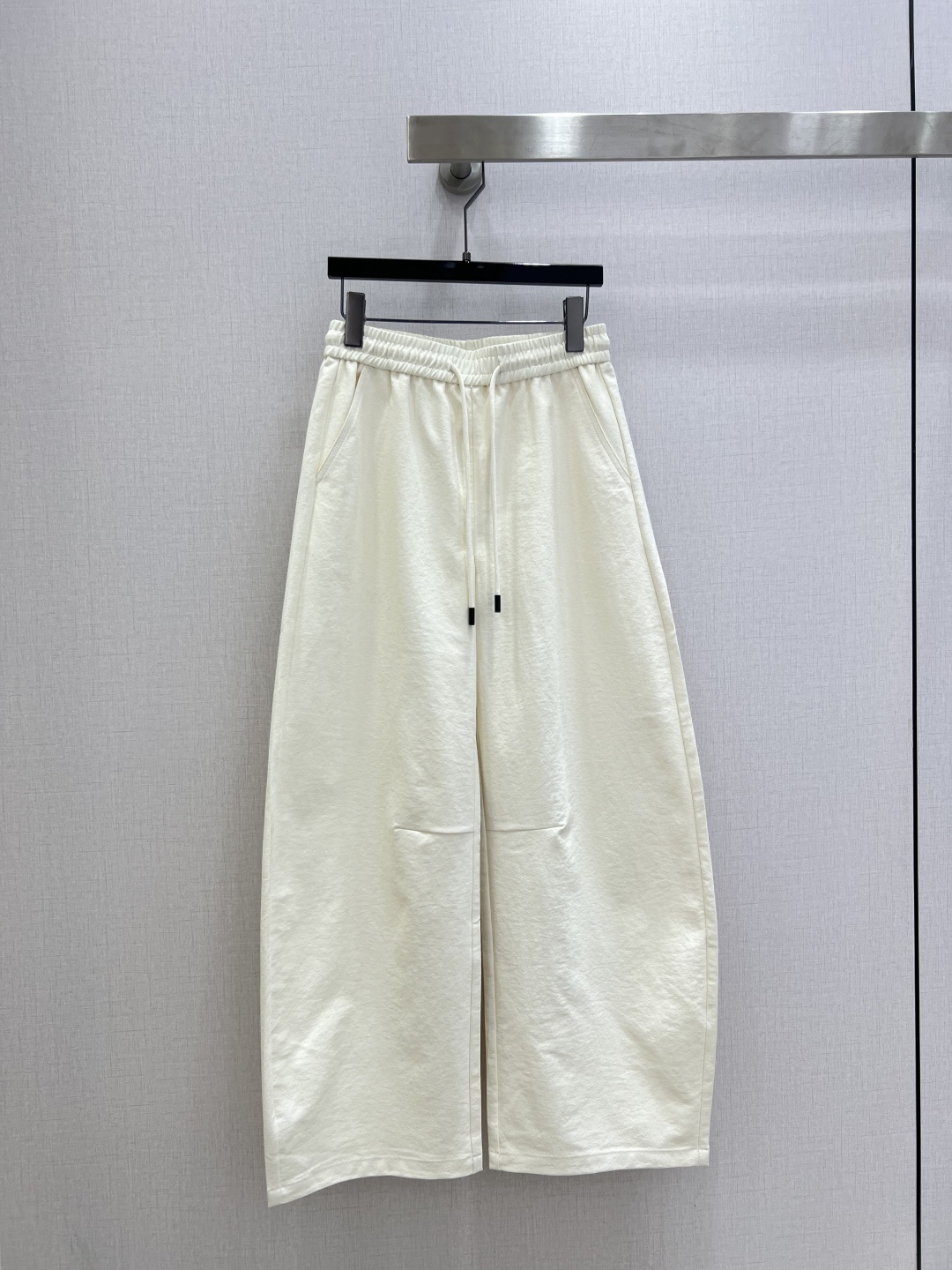 NO:751841,Highly recommend the new 26 early spring wide-leg trousers with embroidered pockets. You are not picky about your body shape. The upper body is particularly good!  The style of the matching is also very versatile. Exquisite advanced customization. The texture of the fabric is awesome. Retro and elegant. The upper body is cool and handsome, reducing age and fashionable. Two colors. SML code. High quality ABC,,19860909强烈推荐 26早春新款 口袋绣品阔腿长裤 不挑剔身形要求 上身特别赞！搭配的风格也很通吃 精致高级定制 富有肌理感的面料质感超赞 复古优雅 上身酷帅减龄时髦 两个色 SML码 高品质ABC,,,Women's clothing