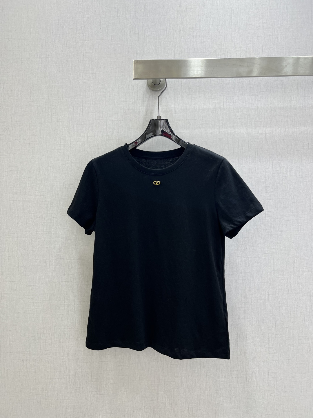 NO:751835,Highly recommended 2026 early spring new metal round neck short-sleeved T-shirt. Made of cotton fabric with soft and delicate texture. Customized washed wheat accessories. The loose version makes the upper body comfortable and good-looking!  Three colors SML code high quality ABC, T-shirt, tees, t-shirt,19860909强烈推荐 2026早春新款 金属圆领短袖T恤 采用棉面料质感柔软细腻 定制洗水麦辅料齐 版型宽松上身效果舒适好看！三个色 SML码 高品质ABC,,T-shirt,tees，t-shirt,,Women's clothing