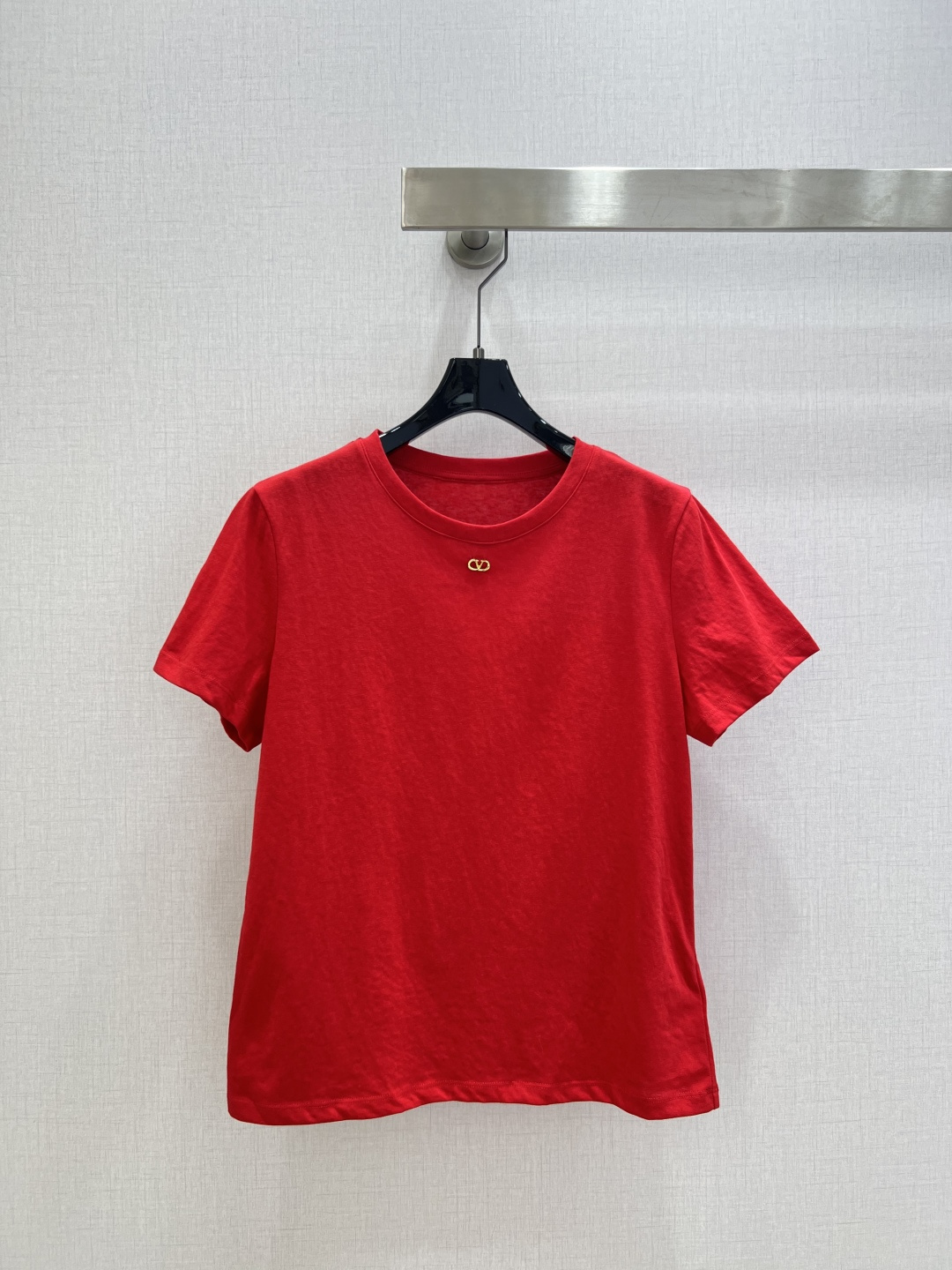 NO:751829,Highly recommended 2026 early spring new metal round neck short-sleeved T-shirt. Made of cotton fabric with soft and delicate texture. Customized washed wheat accessories. The loose version makes the upper body comfortable and good-looking!  Three colors SML code high quality ABC, T-shirt, tees, t-shirt,19860909强烈推荐 2026早春新款 金属圆领短袖T恤 采用棉面料质感柔软细腻 定制洗水麦辅料齐 版型宽松上身效果舒适好看！三个色 SML码 高品质ABC,,T-shirt,tees，t-shirt,,Women's clothing