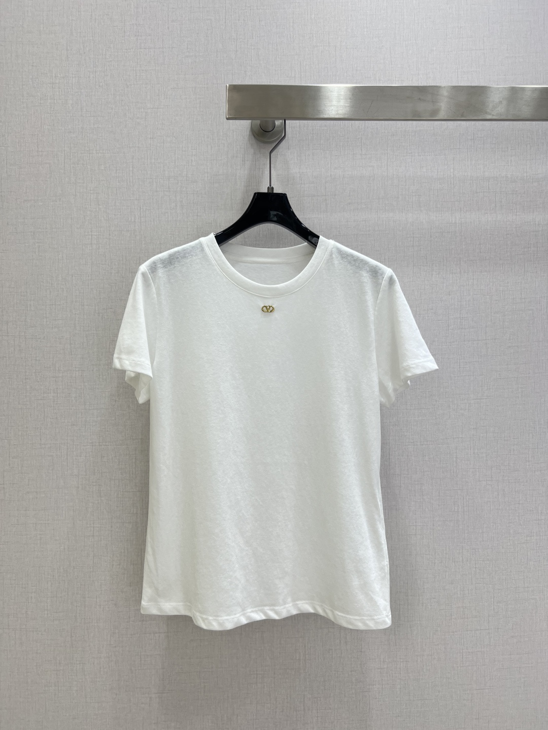 NO:751819,Highly recommended 2026 early spring new metal round neck short-sleeved T-shirt. Made of cotton fabric with soft and delicate texture. Customized washed wheat accessories. The loose version makes the upper body comfortable and good-looking!  Three colors SML code high quality ABC, T-shirt, tees, t-shirt,19860909强烈推荐 2026早春新款 金属圆领短袖T恤 采用棉面料质感柔软细腻 定制洗水麦辅料齐 版型宽松上身效果舒适好看！三个色 SML码 高品质ABC,,T-shirt,tees，t-shirt,,Women's clothing