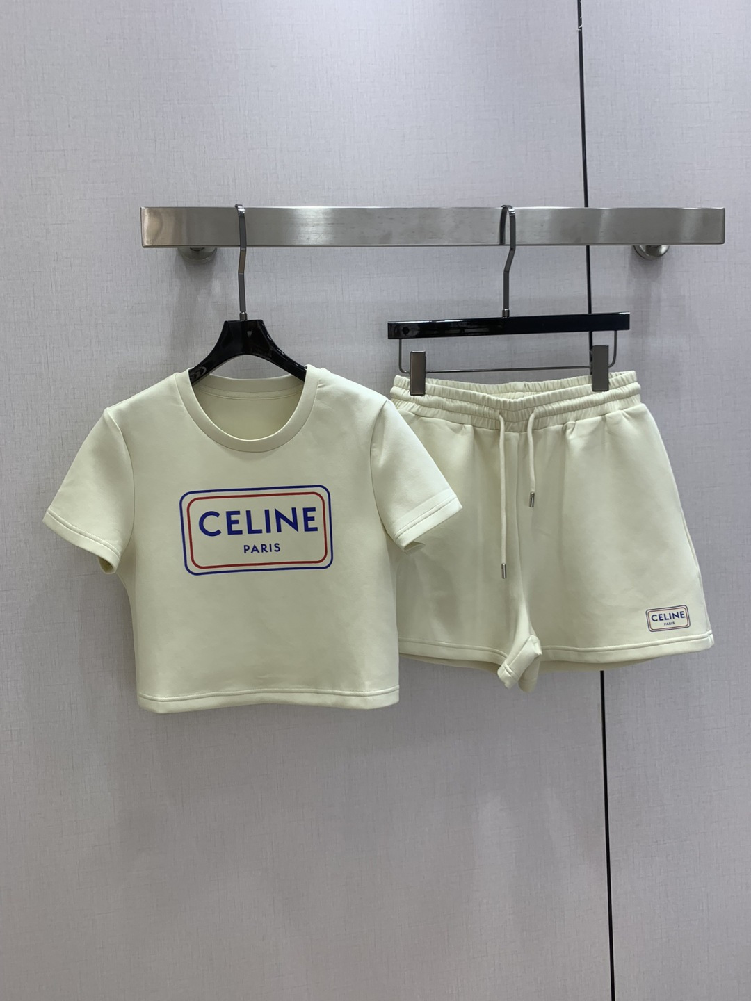 NO:751811,Highly recommended for the early spring of 26, the new letter-printed short-sleeved suit is coming. Retro and fashionable. The exquisite sports style that is popular on INS can be integrated into every daily wear scene. It meets the dual needs of comfort and fashion. Playful and age-reducing design elements full of vitality. Two colors. SML code. High-quality ABC, T-shirt.19860909强烈推荐 26早春新款 字母印花短袖套装 爆款来袭 复古时髦 火爆INS的精致运动风,贴合舒适与时髦的双需求能融入每个日常的穿搭场景中.俏皮减龄充满元气的设计元素 两个色 SML码 高品质ABC,,T-shirt,,Women's clothing