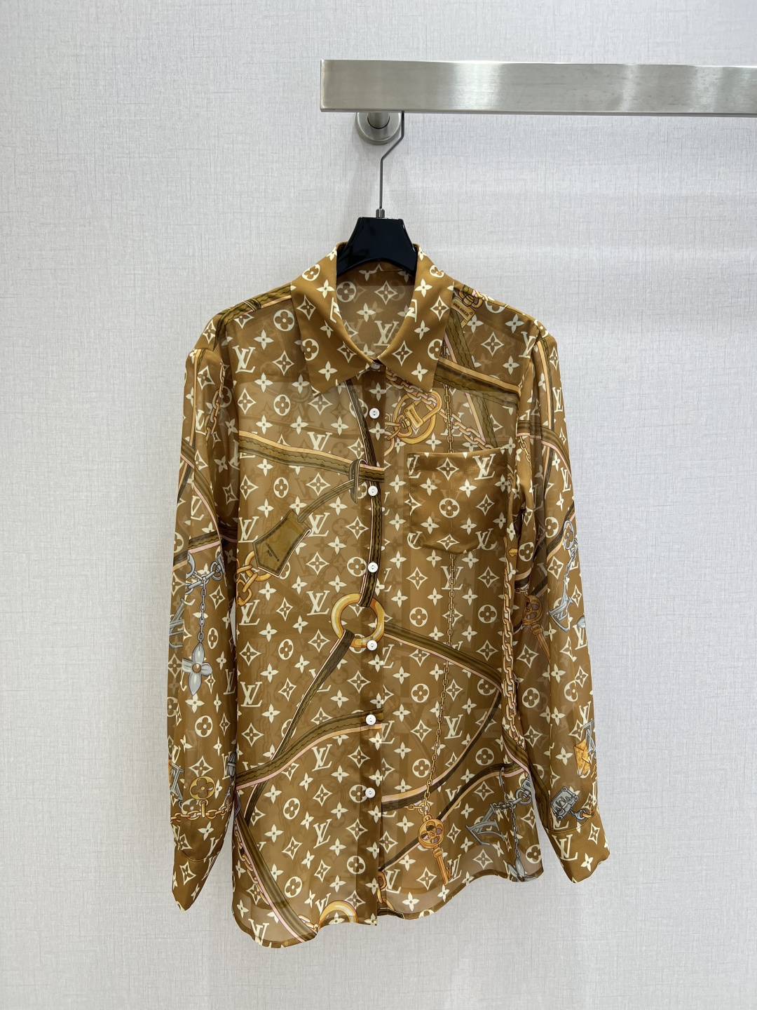 NO:752862,Highly recommended for the early spring of 26, the old flower all-over printed shirt is slightly see-through, looming, fashionable and discreet. It has a cute style, and the version is easy for everyone to control. It is full of small details. Exquisite workmanship. The inner seams are sewn back and forth. The shirt is a great single product and combination. It is fashionable for age reduction. It has a good HOLD style. It wins the hearts of fairies. It is soft and textured. It is a classic in one color. SML code, high quality ABC, shirts,19860909强烈推荐 26早春新款 老花满印衬衫 微透视 若隐若现时尚小心机 可A可乖的风格,版型属于谁都好驾驭的,满满小细节太加分了.做工精致 内线来去缝工艺衬衣做为单品和搭配都是杠把子 减龄时尚 好HOLD住造型 深得仙女心 柔软有质感 经典之作一个色 SML码 高品质ABC,,shirts,,Women's clothing