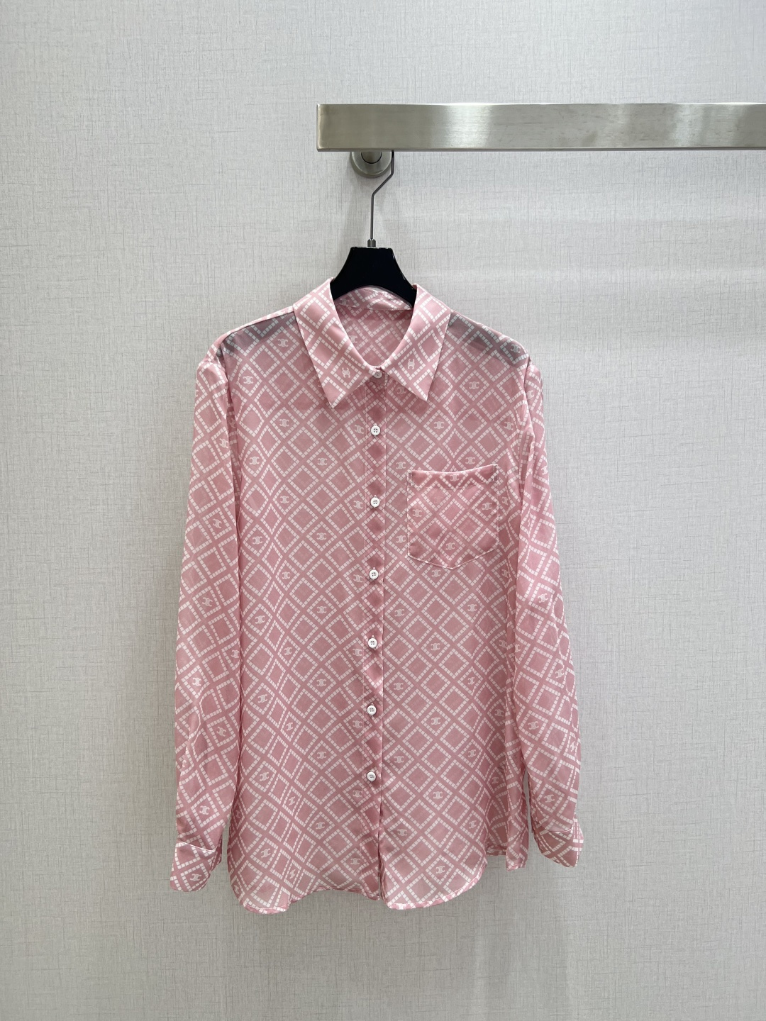 NO:752870,Highly recommended for the early spring of 26, the new rhombus print shirt is slightly see-through, looming and fashionable. It has a cute style and is easy for anyone to control. It is full of small details. Exquisite workmanship. The inner seams are stitched back and forth. The shirt is a great single product and combination. It is fashionable for age reduction. It has a good HOLD style. It wins the hearts of fairies. It is soft and textured. Classic work. Two colors SML code. High quality ABC, shirts.19860909强烈推荐 26早春新款 菱格印花衬衫 微透视 若隐若现时尚小心机 可A可乖的风格,版型属于谁都好驾驭的,满满小细节太加分了.做工精致 内线来去缝工艺衬衣做为单品和搭配都是杠把子 减龄时尚 好HOLD住造型 深得仙女心 柔软有质感 经典之作 两个色 SML码 高品质ABC,,shirts,,Women's clothing