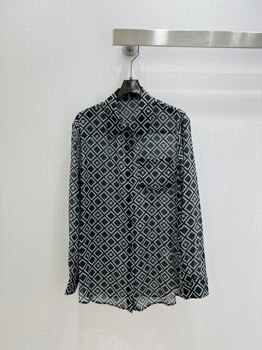 NO:752866,Highly recommended for the early spring of 26, the new rhombus print shirt is slightly see-through, looming and fashionable. It has a cute style and is easy for anyone to control. It is full of small details. Exquisite workmanship. The inner seams are stitched back and forth. The shirt is a great single product and combination. It is fashionable for age reduction. It has a good HOLD style. It wins the hearts of fairies. It is soft and textured. Classic work. Two colors SML code. High quality ABC, shirts.19860909强烈推荐 26早春新款 菱格印花衬衫 微透视 若隐若现时尚小心机 可A可乖的风格,版型属于谁都好驾驭的,满满小细节太加分了.做工精致 内线来去缝工艺衬衣做为单品和搭配都是杠把子 减龄时尚 好HOLD住造型 深得仙女心 柔软有质感 经典之作 两个色 SML码 高品质ABC,,shirts,,Women's clothing