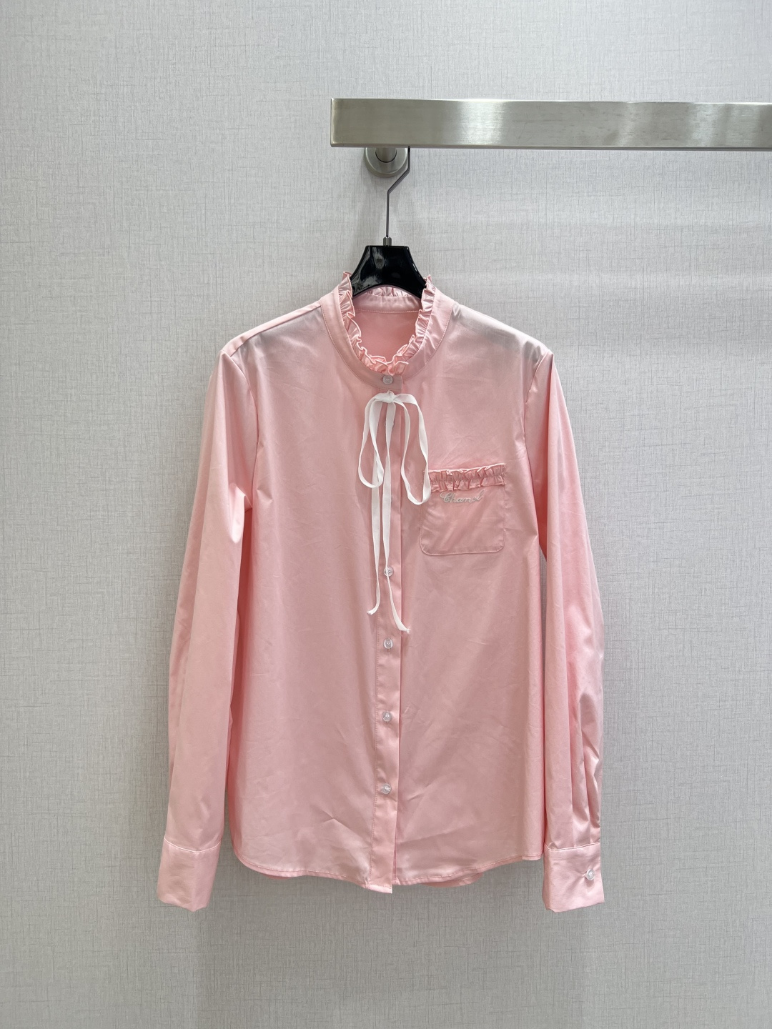 NO:752854,Highly recommended 26 early spring new lace lace-up shirt. Low-key luxury three-dimensional tailoring. Streamlined line design. Noble and elegant yet full of gentle and intellectual temperament. Imported special materials. You will be amazed when you receive it. The texture of the customized fabric is amazing!  Two colors SML code high quality ABC, shirts,19860909强烈推荐 26早春新款 花边系带衬衫 低调奢华立体剪裁 精简线条感设计 高贵典雅又尽显温柔知性的气质 进口特殊材质 收到手会很惊艳 定制面料质感超赞！两个色 SML码 高品质ABC,,shirts,,Women's clothing