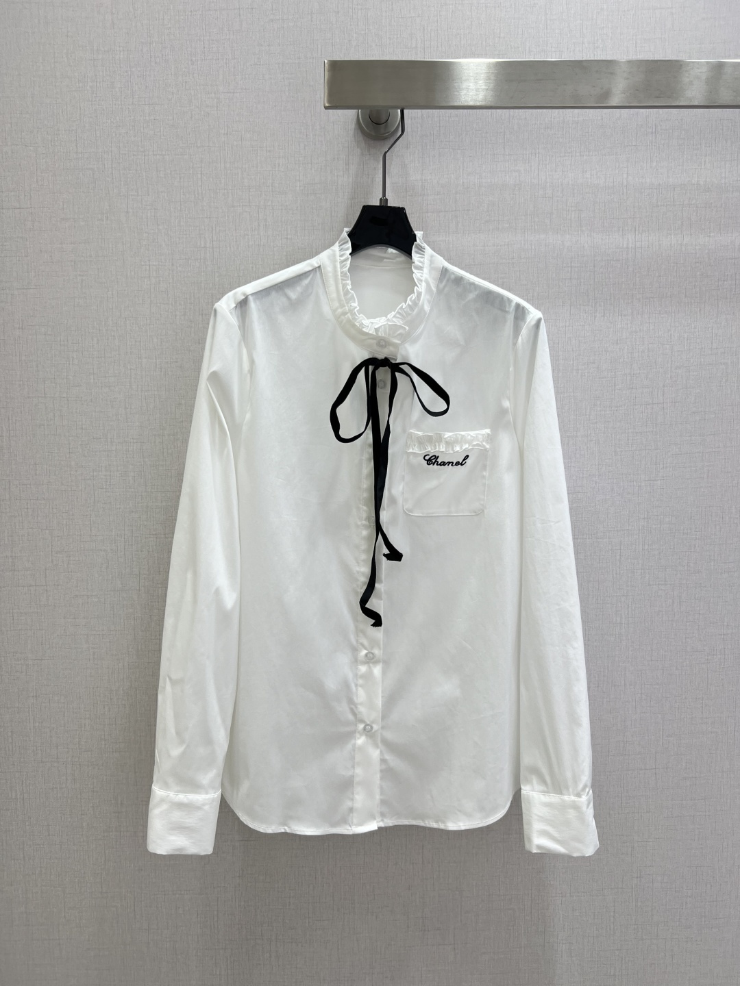 NO:752858,Highly recommended 26 early spring new lace lace-up shirt. Low-key luxury three-dimensional tailoring. Streamlined line design. Noble and elegant yet full of gentle and intellectual temperament. Imported special materials. You will be amazed when you receive it. The texture of the customized fabric is amazing!  Two colors SML code high quality ABC, shirts,19860909强烈推荐 26早春新款 花边系带衬衫 低调奢华立体剪裁 精简线条感设计 高贵典雅又尽显温柔知性的气质 进口特殊材质 收到手会很惊艳 定制面料质感超赞！两个色 SML码 高品质ABC,,shirts,,Women's clothing