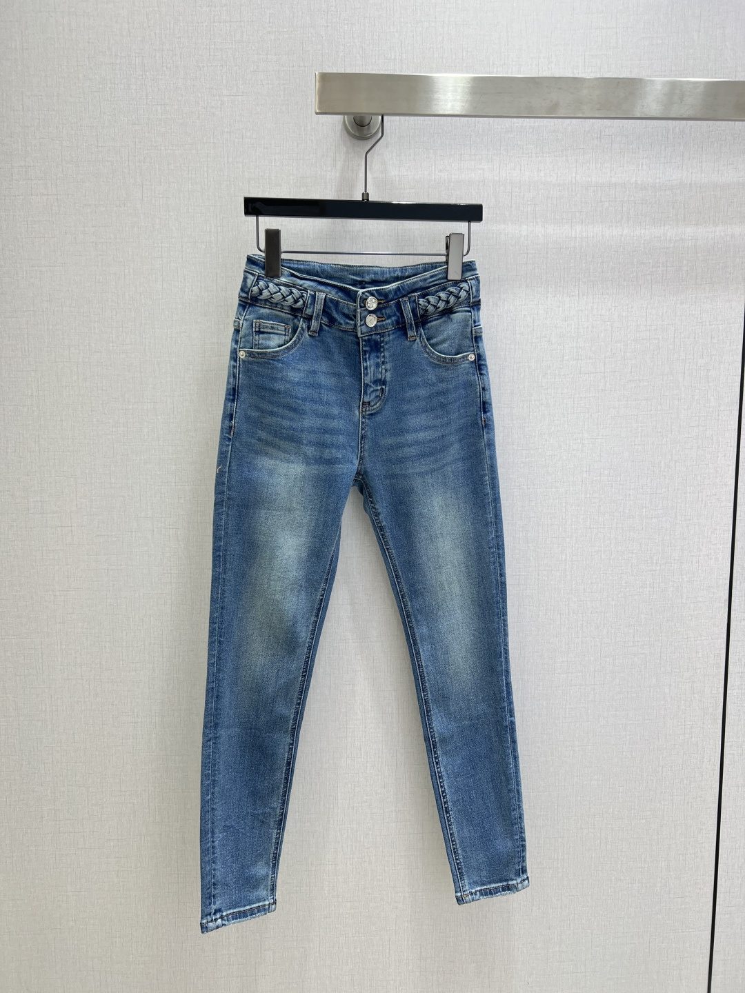 NO:752880,Highly recommended for the early spring of 26. Twist double-button denim pants. Customized metal buttons, high-waisted braided waist design to slim down the abdomen, ultra-authentic hip lift. The upper body is so exquisite that it has no friends. High-elastic slim-fitting jeans that are super slim and leg-lengthening. Two colors. SMLXL code. High-quality ABC,,jeans,19860909强烈推荐 26早春新款 麻花双扣牛仔小脚裤 定制金属钮扣,高腰编制腰设计显瘦收腹,超正版型提臀 上身精致到没朋友 高弹力修身超级显瘦显腿长的一款牛仔裤 两个色 SMLXL码 高品质ABC,,jeans,,Women's clothing
