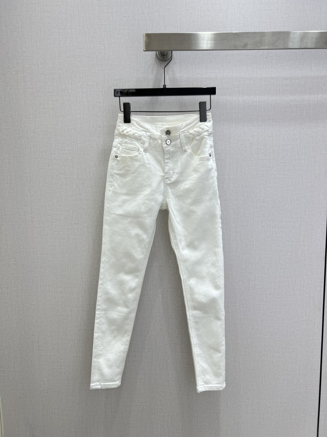 NO:752886,Highly recommended for the early spring of 26. Twist double-button denim pants. Customized metal buttons, high-waisted braided waist design to slim down the abdomen, ultra-authentic hip lift. The upper body is so exquisite that it has no friends. High-elastic slim-fitting jeans that are super slim and leg-lengthening. Two colors. SMLXL code. High-quality ABC,,jeans,19860909强烈推荐 26早春新款 麻花双扣牛仔小脚裤 定制金属钮扣,高腰编制腰设计显瘦收腹,超正版型提臀 上身精致到没朋友 高弹力修身超级显瘦显腿长的一款牛仔裤 两个色 SMLXL码 高品质ABC,,jeans,,Women's clothing
