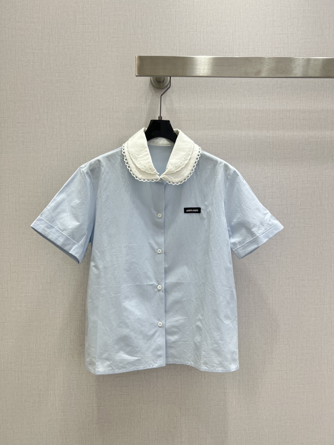 NO:752892,Highly recommended for early spring 26. Doll collar fake two-piece short-sleeved shirt. The details of this shirt were inspired by the childhood wardrobe. The embroidered collar adopts a show-style pattern, which combines with the classic silhouette and classic style. The embroidered collar has front button closure, fold-over cuffs, straight hem, and wavy embroidered jacquard logo on the collar. One color SML code, high quality ABC, shirts, T-shirt,19860909强烈推荐 26早春新款 娃娃领假两件短袖衬衫,童年衣橱启发了这件衬衫的细节,刺绣领口采用秀场风格图案,与经典廓形和经典风格相结合,刺绣领正面纽扣开合翻折袖口平直底边领口上的波浪刺绣提花徽标.一个色 SML码 高品质ABC,,shirts,T-shirt,,Women's clothing