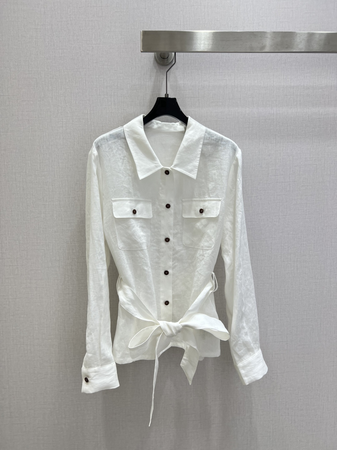 NO:752885,Highly recommended 26 early spring new style double pocket belt lapel shirt, neat and elegant lp old money style pure linen work pocket shirt simple temperament top!  The shape is amazing, the cut is neat, the upper body is crisp and stylish, and the waistband is super slimming!  Pure linen is super comfortable to wear in spring and summer!  Two colors, SMLXL code, high quality ABC, loro piana, shirts,19860909强烈推荐 26早春新款 双口袋腰带翻领衬衫 利落有度 lp老钱风纯亚麻工装口袋衬衫简约气质上衣！版型绝了利落剪裁上身挺括有型,收腰绑带超级显瘦！纯亚麻春夏穿超舒服！两个色 SMLXL码 高品质ABC,,loro piana,shirts,,Women's clothing