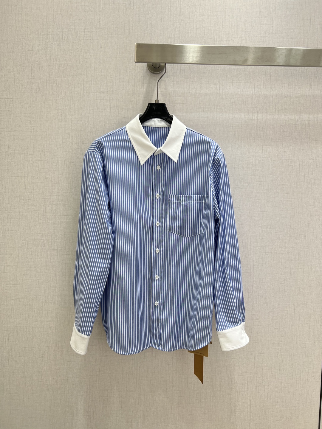 NO:752879,Highly recommended 26 early spring new style lapel striped shirt, simple style blue stripes, slimming temperament, versatile inner shirt, one color SML code, high quality ABC,, shirts,19860909强烈推荐 26早春新款 翻领条纹衬衫 简约风蓝色条纹显瘦气质百搭内搭衬衣 一个色 SML码 高品质ABC,,shirts,,Women's clothing