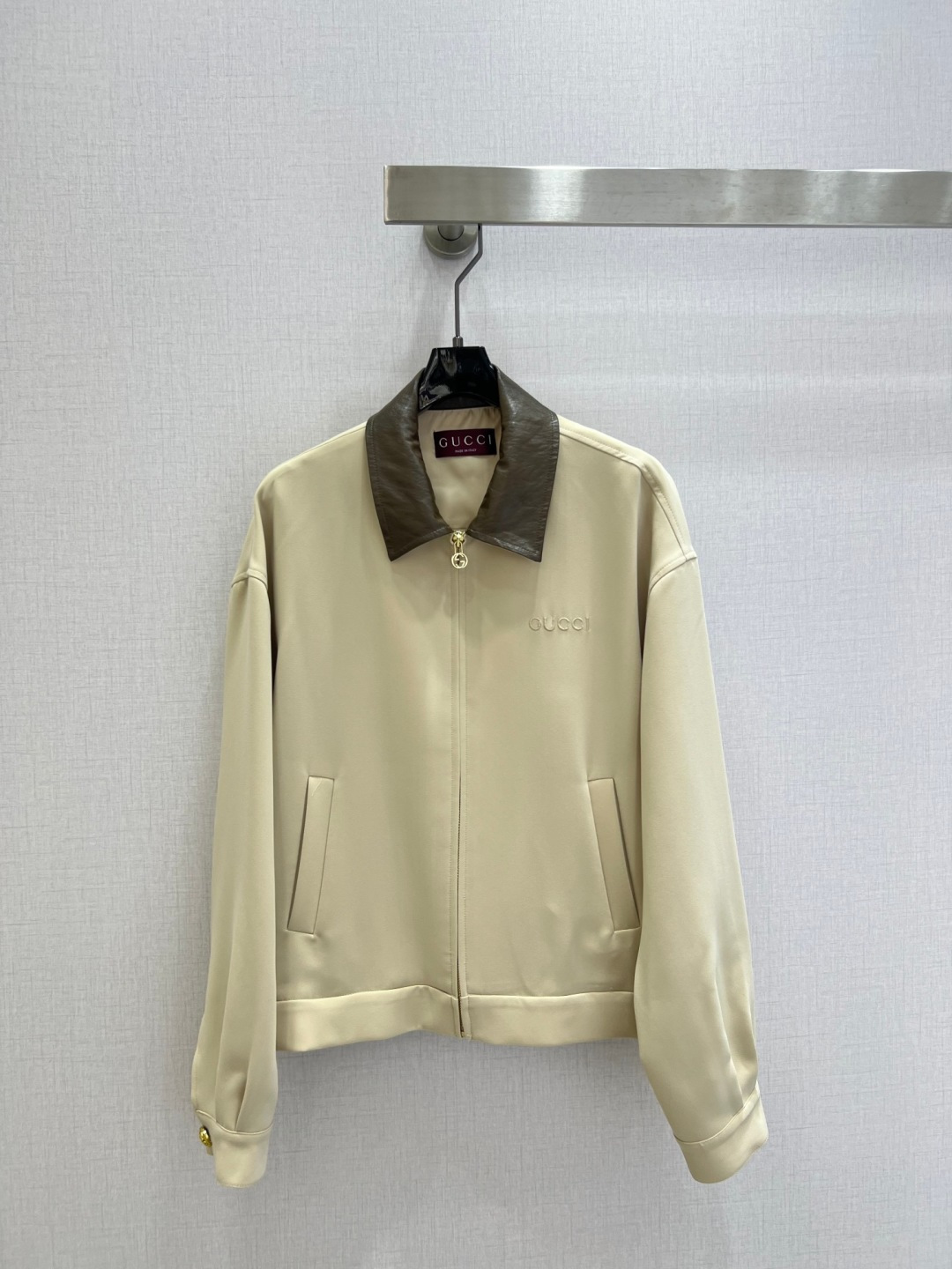 NO:752793,Highly recommended 26 early spring new style lapel leather jacket produced by Rocket Speed!  The whole piece is three-dimensional tailoring, all-around exquisite upper body, super covering the flesh and slimming, giving a refreshing and fashionable sense of high-end, elegant and fashionable in daily life, very versatile, the color is very beautiful, the fabric is high-end and textured, one color SML code, high quality ABC, jackets & coats,19860909强烈推荐 26早春新款 翻领拼皮外套 火箭速度出品！整件立体剪裁 全方位精致做上身超级遮肉显瘦 穿出清爽时髦的高级感 日常优雅又时髦巨百搭 颜色很好看 面料高级又有质感 一个色 SML码 高品质ABC,,jackets & coats,,Women's clothing