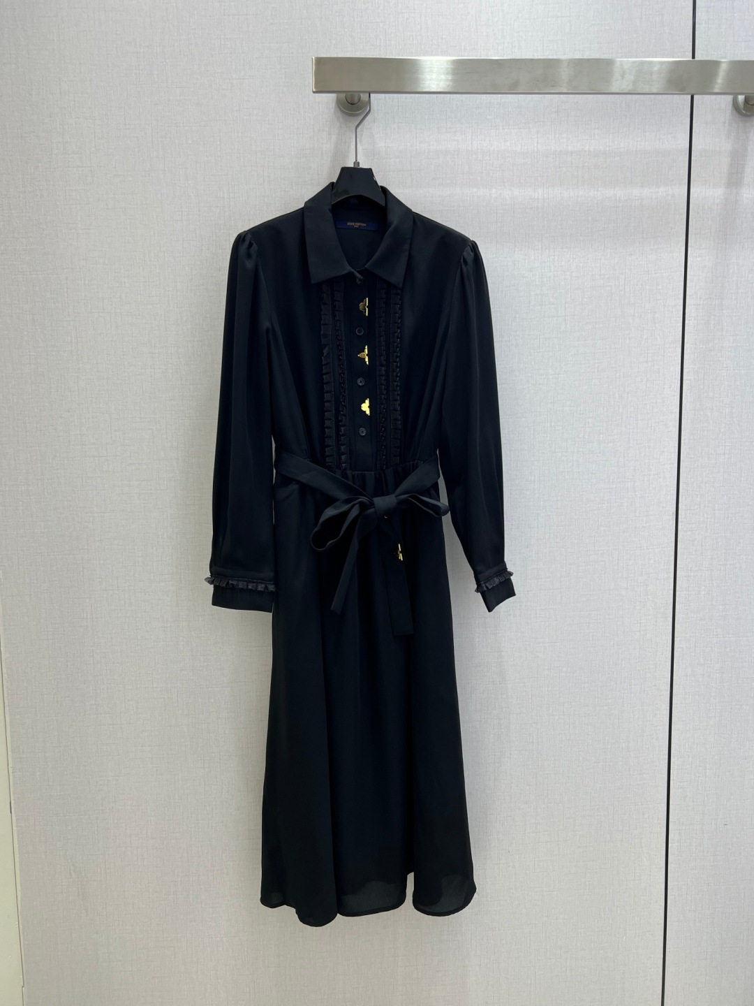 NO:752799,Highly recommended for the early spring of 26, the lace gold coin belt dress conveys modern interest. The exclusive logo adds brand elements. It is very dense and feels great. It is a really hard-working one!  !  The similarity is very high, the details are perfect and the regular version!  The upper body is not picky at all, it is simple and generous, and it instantly improves your temperament. Popular recommendation, one color SML code, high quality ABC,,skirts,19860909强烈推荐 26早春新款 花边金币腰带连衣裙 传递摩登意趣 专属标志再添品牌元素 密度很高手感超好 真的费劲心血的一款！！相似度极高 细节完美常规版型！上身完全不挑人简单大方,瞬间提升气质 爆款推荐,一个色 SML码 高品质ABC,,skirts,,Women's clothing