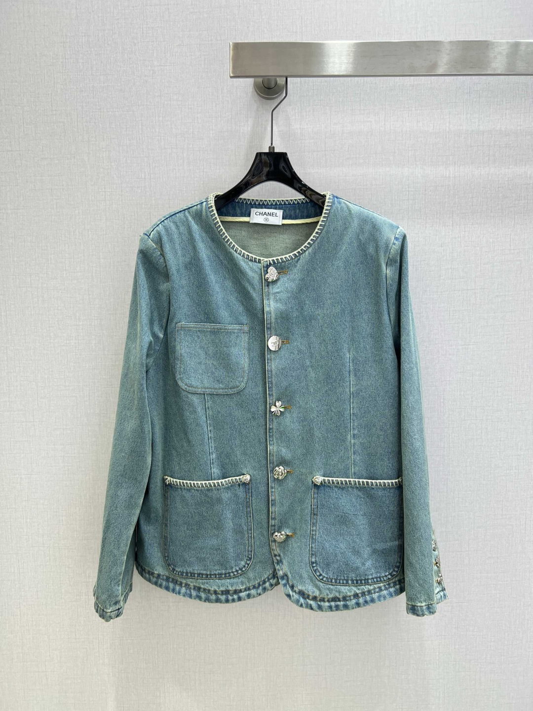 NO:752779,Highly recommended for the early spring of 26, the new round-neck metal button denim jacket is produced in a high-end version~Super fashionable new denim denim. The fermentation-washed personalized color tone is cool and sassy on the upper body. It is made of customized high-quality twill cotton washed denim fabric, with fine texture and natural cotton feel. It is muscular yet soft. The fermentation-washed color is a classic color that is not picky. It is super beautiful!  The details and workmanship are super good. New products are in stock and available for grabs. One color SML code. High quality ABC, jackets & coats.19860909强烈推荐 26早春新款 圆领金属纽扣牛仔外套 高版出品~超时髦新款丹宁牛仔 酵洗个性色调上身又酷又飒爽 采用定制高品质斜纹棉质水洗牛仔面料,纹理细腻,棉感自然,既有筋骨感又不失柔软,酵洗色不挑人的经典色,超级漂亮！细节做工超级好,新品现货开箱开抢 一个色 SML码 高品质ABC,,jackets & coats,,Women's clothing