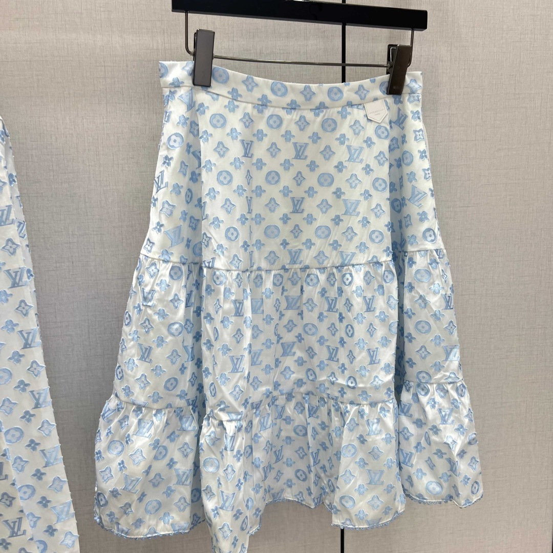 NO:752788,Highly recommended for the early spring of 26. Jacquard lapel shirts and Jacquard cake skirts are batched in separate batches. Orders are instantaneous after shipment. Customized imported density Monograw jacquard sheared raw edge fabric. Special material with texture. Paying great attention to every small detail. Just the right sense of high-end. Three-dimensional tailoring makes the upper body of the garment more refined and western. The real thing is amazing!  Fine workmanship, look at the details, one color SML code, high quality, skirts, shirts,19860909强烈推荐 26早春新款 提花翻领衬衫提花蛋糕半裙分开批 出货即爆单 定制进口密度Monograw提花剪毛边面料 特殊材质有肌理感 每个小细节都非常注重 恰到好处的高级感 立体剪裁 让成衣上身更为精致洋气 实物太赞啦！做工精细看细节 一个色 SML码 高品,,skirts,shirts,,Women's clothing