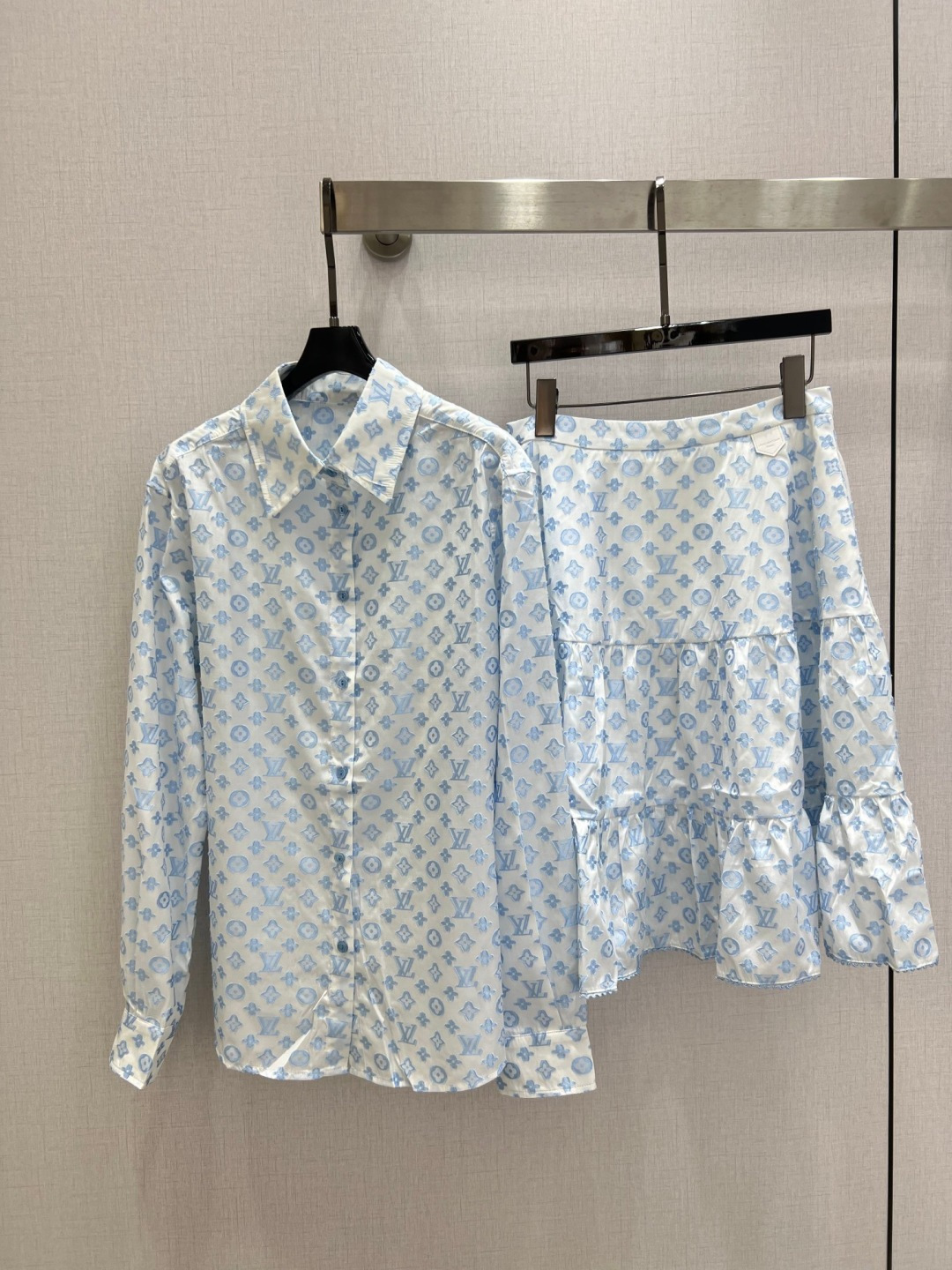 NO:752785,Highly recommended for the early spring of 26. Jacquard lapel shirts and Jacquard cake skirts are batched in separate batches. Orders are instantaneous after shipment. Customized imported density Monograw jacquard sheared raw edge fabric. Special material with texture. Paying great attention to every small detail. Just the right sense of high-end. Three-dimensional tailoring makes the upper body of the garment more refined and western. The real thing is amazing!  Fine workmanship, look at the details, one color SML code, high quality linings, skirts, shirts,19860909强烈推荐 26早春新款 提花翻领衬衫提花蛋糕半裙分开批 出货即爆单 定制进口密度Monograw提花剪毛边面料 特殊材质有肌理感 每个小细节都非常注重 恰到好处的高级感 立体剪裁 让成衣上身更为精致洋气 实物太赞啦！做工精细看细节 一个色 SML码 高品质衬,,skirts,shirts,,Women's clothing