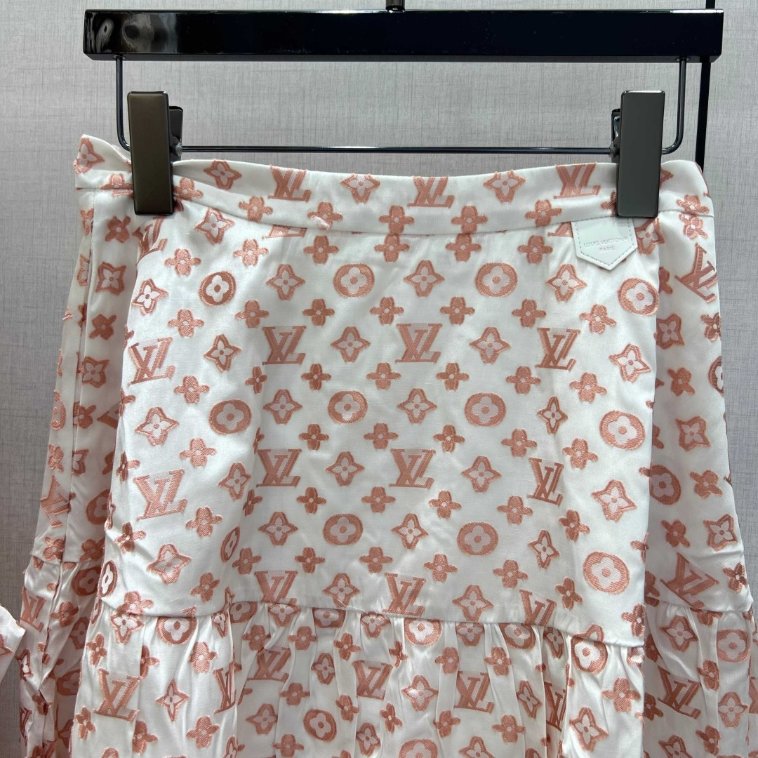 NO:752794,Highly recommended for the early spring of 26. Jacquard lapel shirts and Jacquard cake skirts are batched in separate batches. Orders are instantaneous after shipment. Customized imported density Monograw jacquard sheared raw edge fabric. Special material with texture. Paying great attention to every small detail. Just the right sense of high-end. Three-dimensional tailoring makes the upper body of the garment more refined and western. The real thing is amazing!  Fine workmanship, look at the details, one color SML code, high quality linings, skirts, shirts,19860909强烈推荐 26早春新款 提花翻领衬衫提花蛋糕半裙分开批 出货即爆单 定制进口密度Monograw提花剪毛边面料 特殊材质有肌理感 每个小细节都非常注重 恰到好处的高级感 立体剪裁 让成衣上身更为精致洋气 实物太赞啦！做工精细看细节 一个色 SML码 高品质衬,,skirts,shirts,,Women's clothing