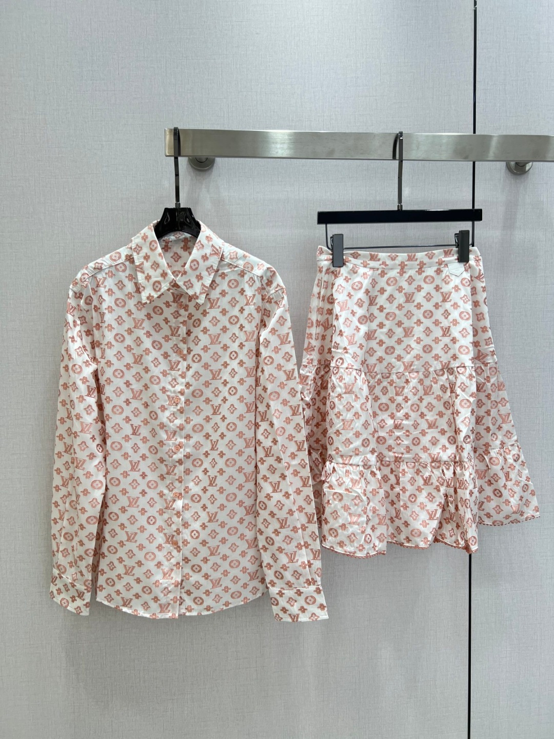 NO:752797,Highly recommended for the early spring of 26. Jacquard lapel shirts and Jacquard cake skirts are batched in separate batches. Orders are instantaneous after shipment. Customized imported density Monograw jacquard sheared raw edge fabric. Special material with texture. Paying great attention to every small detail. Just the right sense of high-end. Three-dimensional tailoring makes the upper body of the garment more refined and western. The real thing is amazing!  Fine workmanship, look at the details, one color SML code, high quality, skirts, shirts,19860909强烈推荐 26早春新款 提花翻领衬衫提花蛋糕半裙分开批 出货即爆单 定制进口密度Monograw提花剪毛边面料 特殊材质有肌理感 每个小细节都非常注重 恰到好处的高级感 立体剪裁 让成衣上身更为精致洋气 实物太赞啦！做工精细看细节 一个色 SML码 高品,,skirts,shirts,,Women's clothing