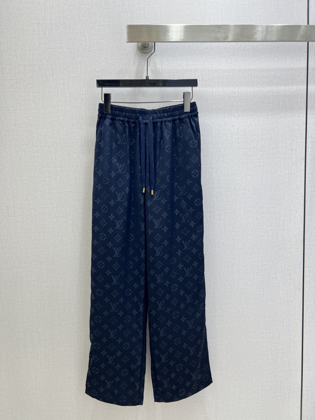 NO:752807,Highly recommended 26 early spring new style presbyopic drawstring straight trousers. Not picky about body shape requirements. The upper body is particularly good!  The style of the matching is also very versatile. Exquisite advanced customization. The texture of the fabric is awesome. Retro and elegant. The upper body is cool and handsome, reducing age and fashionable. Two colors. SML code. High quality ABC,,19860909强烈推荐 26早春新款 老花抽绳直筒长裤 不挑剔身形要求 上身特别赞！搭配的风格也很通吃 精致高级定制 富有肌理感的面料质感超赞 复古优雅 上身酷帅减龄时髦 两个色 SML码 高品质ABC,,,Women's clothing