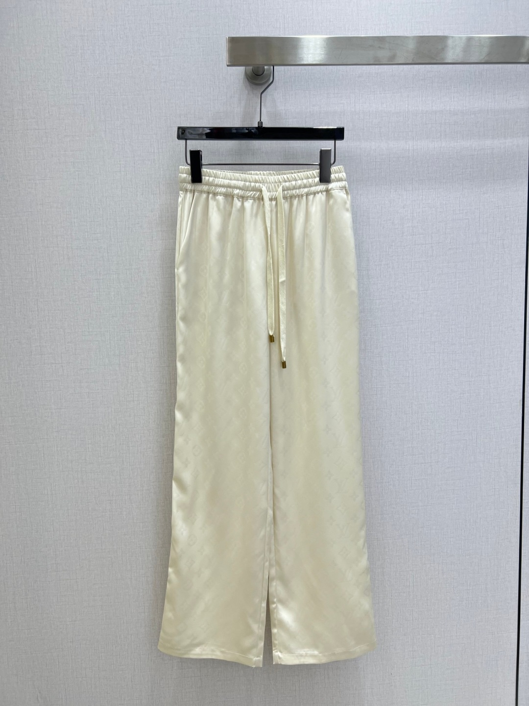 NO:752810,Highly recommended 26 early spring new style presbyopic drawstring straight trousers. Not picky about body shape requirements. The upper body is particularly good!  The style of the matching is also very versatile. Exquisite advanced customization. The texture of the fabric is awesome. Retro and elegant. The upper body is cool and handsome, reducing age and fashionable. Two colors. SML code. High quality ABC,,19860909强烈推荐 26早春新款 老花抽绳直筒长裤 不挑剔身形要求 上身特别赞！搭配的风格也很通吃 精致高级定制 富有肌理感的面料质感超赞 复古优雅 上身酷帅减龄时髦 两个色 SML码 高品质ABC,,,Women's clothing