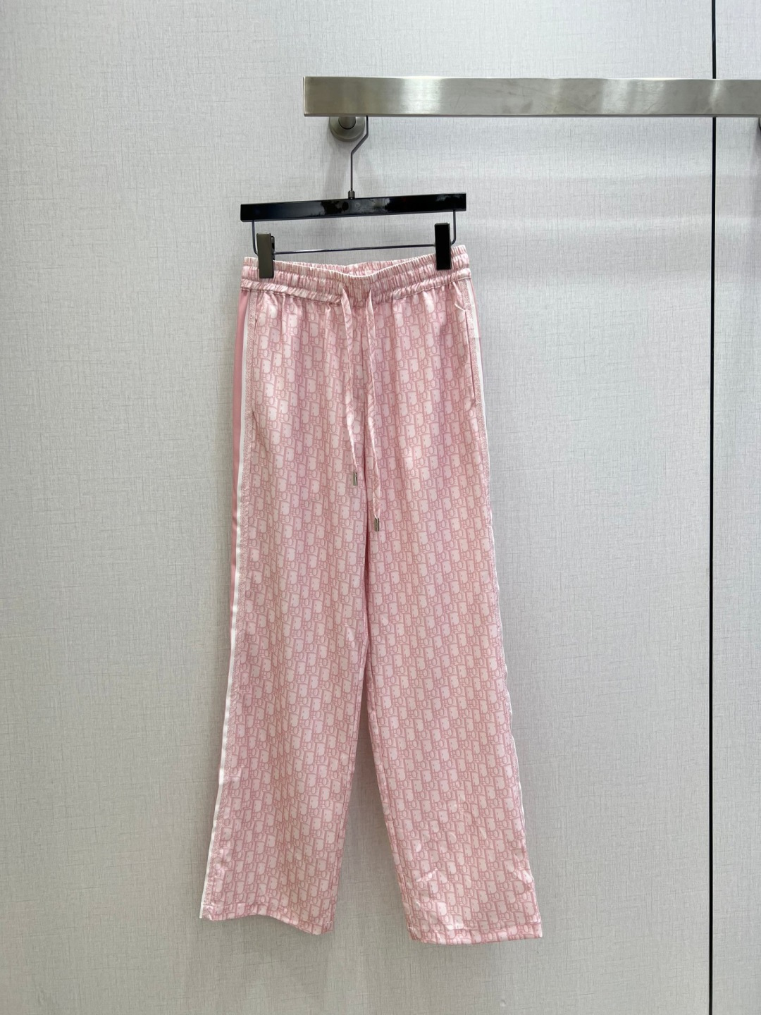NO:752816,Highly recommended 26 early spring new style presbyopic spliced ​​straight trousers. Not picky about body shape requirements. The upper body is particularly good!  The style of the matching is also very versatile. Exquisite advanced customization. The texture of the fabric is awesome. Retro and elegant. The upper body is cool and handsome, reducing age and fashionable. Two colors. SML code. High quality ABC,,19860909强烈推荐 26早春新款 老花拼接直筒长裤 不挑剔身形要求 上身特别赞！搭配的风格也很通吃 精致高级定制 富有肌理感的面料质感超赞 复古优雅 上身酷帅减龄时髦 两个色 SML码 高品质ABC,,,Women's clothing