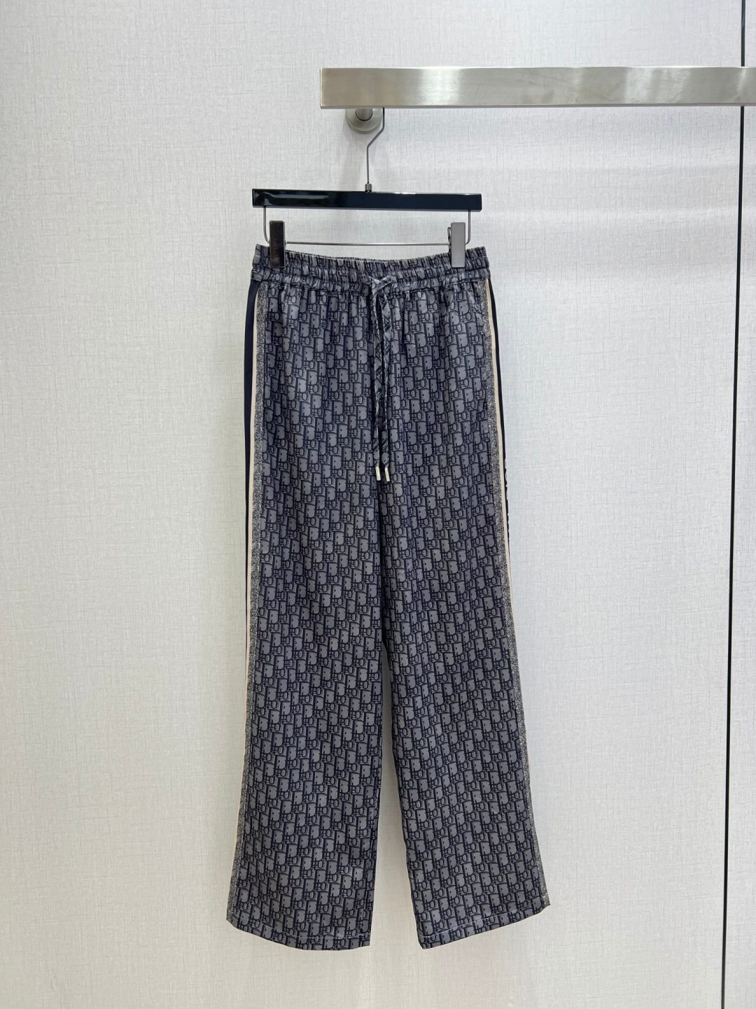 NO:752813,Highly recommended 26 early spring new style presbyopic spliced ​​straight trousers. Not picky about body shape requirements. The upper body is particularly good!  The style of the matching is also very versatile. Exquisite advanced customization. The texture of the fabric is awesome. Retro and elegant. The upper body is cool and handsome, reducing age and fashionable. Two colors. SML code. High quality ABC,,19860909强烈推荐 26早春新款 老花拼接直筒长裤 不挑剔身形要求 上身特别赞！搭配的风格也很通吃 精致高级定制 富有肌理感的面料质感超赞 复古优雅 上身酷帅减龄时髦 两个色 SML码 高品质ABC,,,Women's clothing