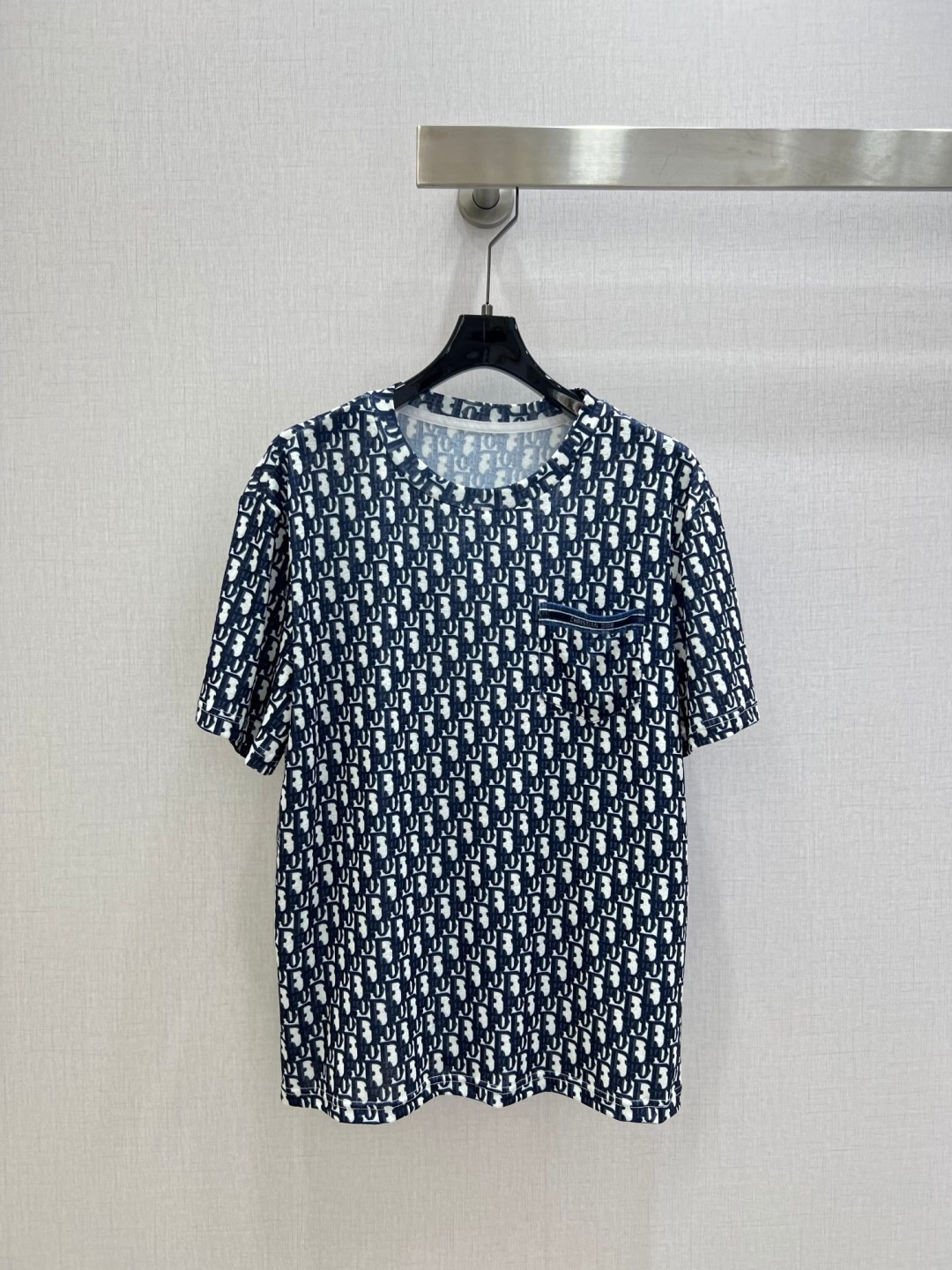 NO:752819,Highly recommended 26 early spring new style presbyopic pocket round neck short-sleeved top. It is soft, elastic and very comfortable. It has a full sense of high-end wear. The actual product is very good!  The upper body is fashionable and versatile, and looks good when worn. High-quality workmanship. Pay attention to the details. Three colors. SML code. High-quality ABC, T-shirt,19860909强烈推荐 26早春新款 老花口袋圆领短袖上衣 柔软弹力很舒服 满满的穿搭高级感 实物非常赞！上身洋气百搭,穿搭好看 高品质做工看细节 三个色 SML码 高品质ABC,,T-shirt,,Women's clothing