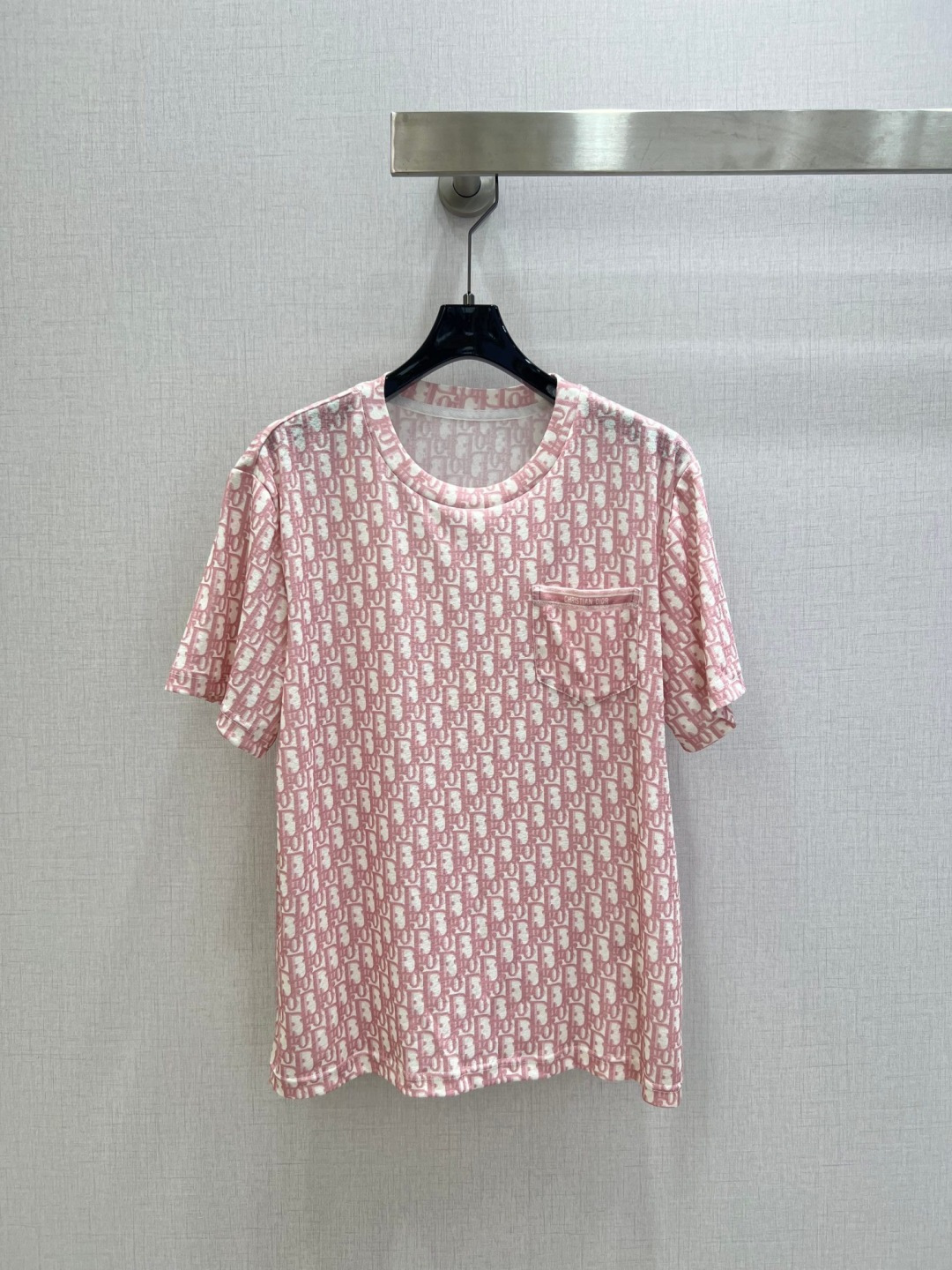 NO:752811,Highly recommended 26 early spring new style presbyopic pocket round neck short-sleeved top. It is soft, elastic and very comfortable. It has a full sense of high-end wear. The actual product is very good!  The upper body is fashionable and versatile, and looks good when worn. High-quality workmanship. Pay attention to the details. Three colors. SML code. High-quality ABC, T-shirt,19860909强烈推荐 26早春新款 老花口袋圆领短袖上衣 柔软弹力很舒服 满满的穿搭高级感 实物非常赞！上身洋气百搭,穿搭好看 高品质做工看细节 三个色 SML码 高品质ABC,,T-shirt,,Women's clothing