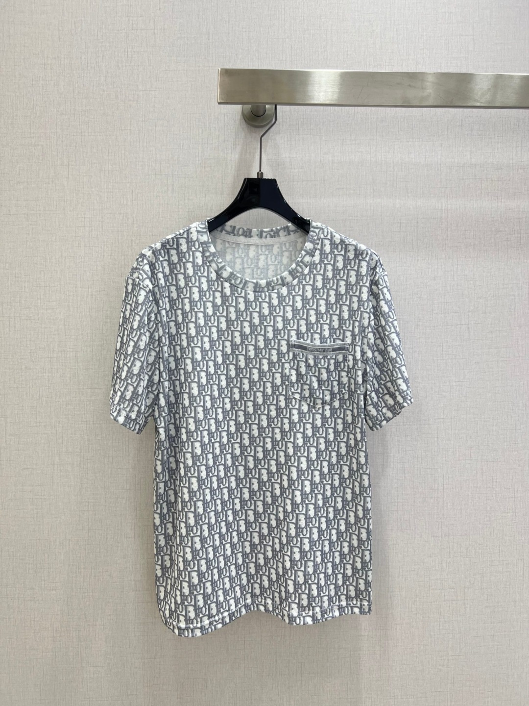 NO:752808,Highly recommended 26 early spring new style presbyopic pocket round neck short-sleeved top. It is soft, elastic and very comfortable. It has a full sense of high-end wear. The actual product is very good!  The upper body is fashionable and versatile, and looks good when worn. High-quality workmanship. Pay attention to the details. Three colors. SML code. High-quality ABC, T-shirt,19860909强烈推荐 26早春新款 老花口袋圆领短袖上衣 柔软弹力很舒服 满满的穿搭高级感 实物非常赞！上身洋气百搭,穿搭好看 高品质做工看细节 三个色 SML码 高品质ABC,,T-shirt,,Women's clothing