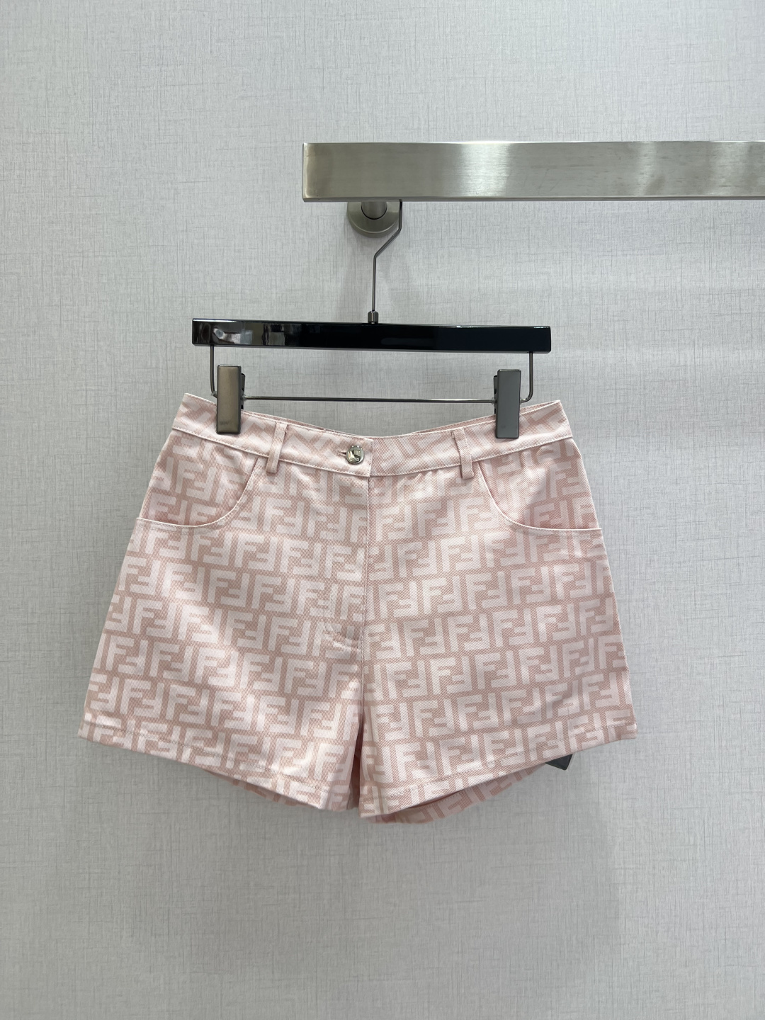 NO:752865,Highly recommended 26 early spring new style denim shorts with presbyopia all over print. The whole series is produced at Rocket Speed!  The whole piece is three-dimensional tailoring, all-round and exquisite, making it a celebrity outfit. The upper body is super covered and the body is slimming. The proportion of the legs is super stretched. A series of items that are easy to match. Simple. It gives a refreshing and fashionable sense of high-end. It is elegant and fashionable in daily life. It is versatile. The color is very beautiful. The fabric is high-end and textured. One color SML code, high quality ABC,,shorts,19860909强烈推荐 26早春新款 老花满印牛仔短裤 全系列火箭速度出品！整件立体剪裁 全方位精致做明星穿搭 上身超级遮肉显瘦 超拉腿部比例 巨好搭配的一系列单品 简简单单 穿出清爽时髦的高级感 日常优雅又时髦巨百搭 颜色很好看 面料高级又有质感 一个色 SML码 高品质ABC,,shorts,,Women's clothing