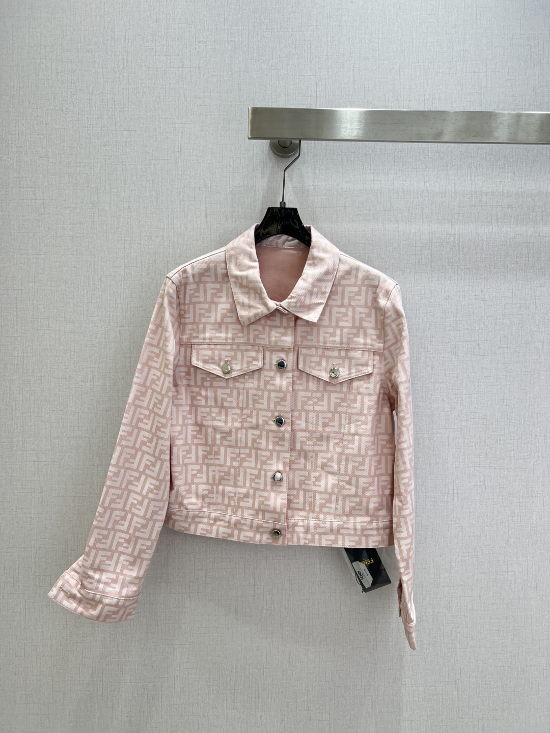 NO:752871,Highly recommended 26 early spring new style old flower printed lapel jacket, the whole series is produced at Rocket Speed!  The whole three-dimensional tailoring is all-around exquisite and can be worn by celebrities. The upper body is super covered and the body is slimming. The proportion of the legs is super stretched. A series of items that are easy to match. Simple. It gives a refreshing and fashionable sense of high-end. It is elegant and fashionable in daily life. It is very versatile. The color is very beautiful. The fabric is high-end and textured. One color SML code. High quality ABC, jackets & coats,19860909强烈推荐 26早春新款 老花满印翻领外套 全系列火箭速度出品！整件立体剪裁 全方位精致做明星穿搭 上身超级遮肉显瘦 超拉腿部比例 巨好搭配的一系列单品 简简单单 穿出清爽时髦的高级感 日常优雅又时髦巨百搭 颜色很好看 面料高级又有质感 一个色 SML码 高品质ABC,,jackets & coats,,Women's clothing