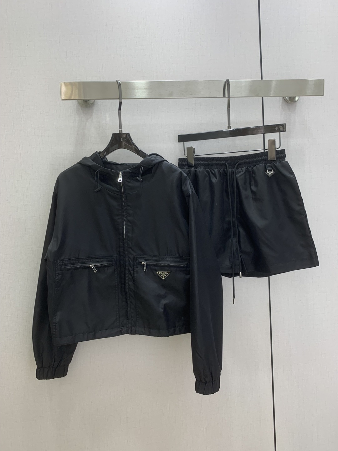 NO:752814,Highly recommended 26 early spring new hooded nylon shorts suit. Adorable style, full of small details. Exquisite workmanship, age-reducing fashion, good hold style, won the hearts of fairies, soft and textured, classic, one color SML code, high quality ABC,,shorts,hats,19860909强烈推荐 26早春新款 连帽尼龙短裤套装 可A可乖的风格,满满小细节太加分了.做工精致 减龄时尚 好HOLD住造型 深得仙女心 柔软有质感 经典之作 一个色 SML码 高品质ABC,,shorts,hats,,Women's clothing