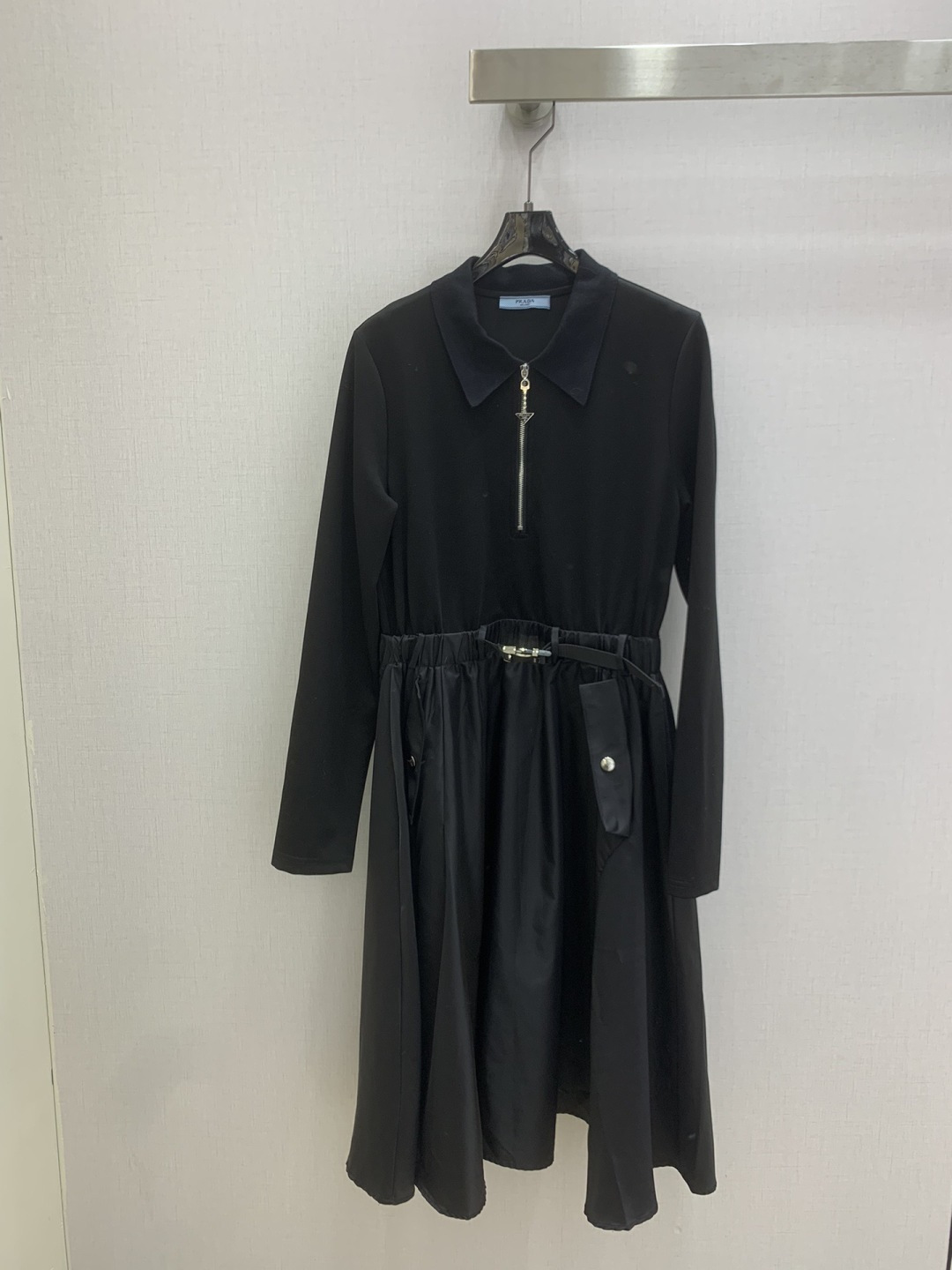 NO:752817,Highly recommended 26 early spring new style lapel and belt dress. Low-key luxury three-dimensional tailoring. Streamlined line design. Noble and elegant yet full of gentle and intellectual temperament. Imported special materials. You will be amazed when you receive it. The texture of the customized fabric is amazing!  One color SML code high quality ABC,,skirts,19860909强烈推荐 26早春新款 翻领拼腰带连衣裙 低调奢华立体剪裁 精简线条感设计 高贵典雅又尽显温柔知性的气质 进口特殊材质 收到手会很惊艳 定制面料质感超赞！一个色 SML码 高品质ABC,,skirts,,Women's clothing