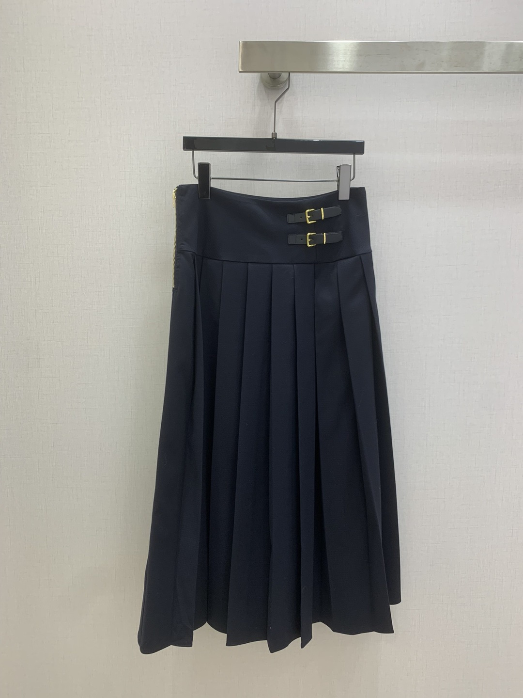 NO:752820,Highly recommended 26 early spring new leather button pleated slit long skirt, retro and fashionable, low-key temperament and luxurious high-end!  The styles are versatile and not picky, customized technical fabrics, workmanship quality depends on the details. Bai Fumei is a must-have!  One color SML code high quality ABC,,skirts,19860909强烈推荐 26早春新款 皮扣百褶开衩长半裙 复古时髦 低调气质又奢华高级！版型百搭不挑人,定制科技面料 做工品质看细节.白富美必入！一个色 SML码 高品质ABC,,skirts,,Women's clothing