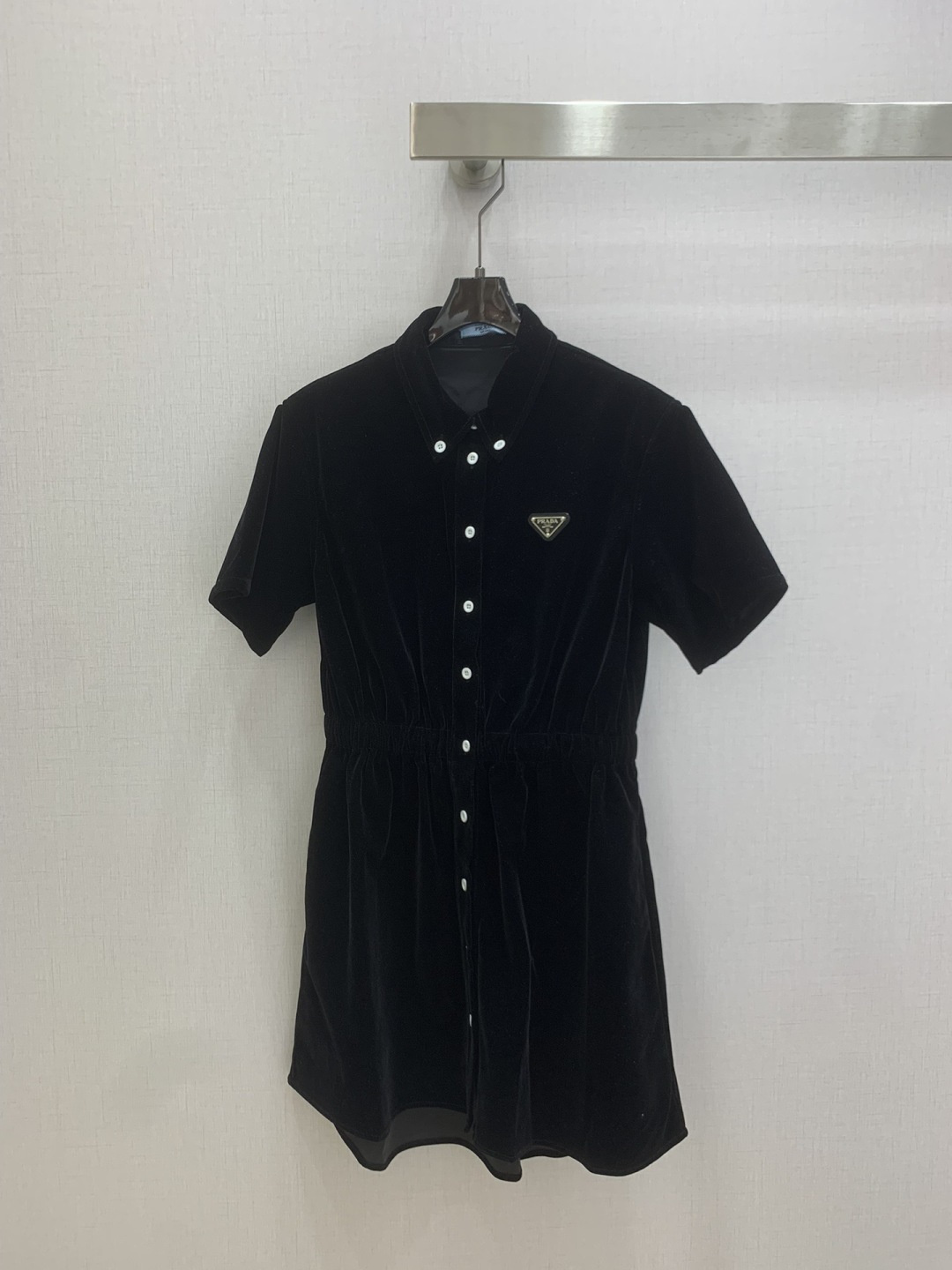 NO:752823,Highly recommended 26 early spring new velvet triangle dress. Fall in love with the high-end handmade workshop series at first sight. Very high-end imported high-density texture. Look at the details carefully. The upper body is very sassy. Clean and classy. It enhances the temperament~~ It is completely in accordance with the level of high-end ready-to-wear. It is impossible not to love it. The temperament MM must buy it. One color SML code, high quality ABC,,skirts,19860909强烈推荐 26早春新款 丝绒三角标连衣裙 一眼爱上高级手工坊系列款 非常高级的进口高密度质地 仔细看细节 上身非常飒 干净有品 提气质~~完全按照高定成衣水准 无法不爱 气质MM必入 一个色 SML码 高品质ABC,,skirts,,Women's clothing