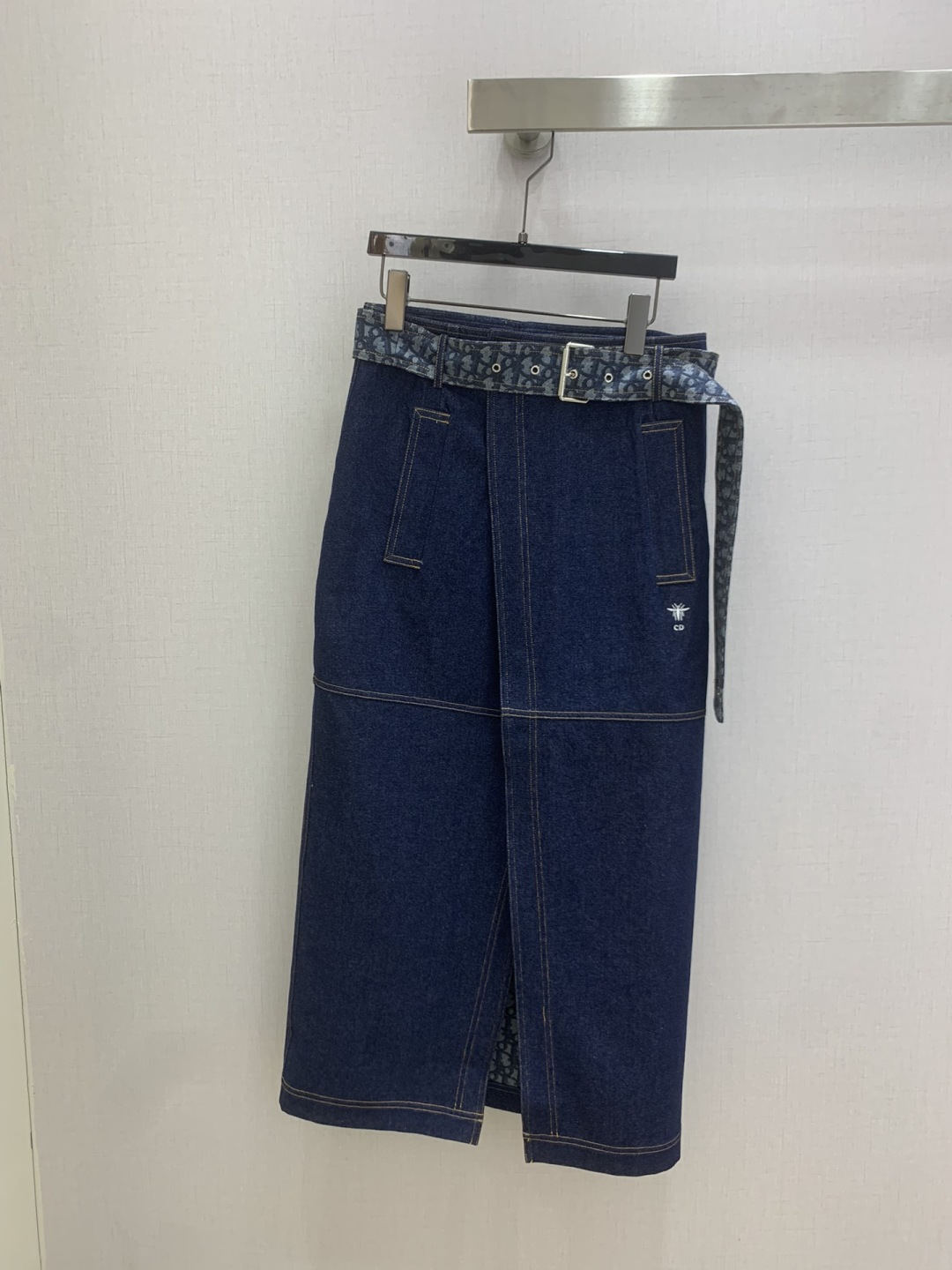 NO:752829,Highly recommended for the early spring of 26, the slit belt denim long skirt is a high-end product ~ super fashionable new denim denim. The fermentation-washed personalized color upper body is cool and sassy. It is made of customized high-quality twill cotton washed denim fabric. The texture is fine and the cotton feels natural. It is muscular yet soft. The fermentation-washed color is a classic color that is not picky. It is super beautiful!  The details and workmanship are super good, new products are in stock, unboxing and grabbing, one color SML code, high quality ABC,,skirts,19860909强烈推荐 26早春新款 开衩腰带牛仔长半裙 高版出品~超时髦新款丹宁牛仔 酵洗个性色调上身又酷又飒爽 采用定制高品质斜纹棉质水洗牛仔面料,纹理细腻,棉感自然,既有筋骨感又不失柔软,酵洗色不挑人的经典色,超级漂亮！细节做工超级好,新品现货开箱开抢 一个色 SML码 高品质ABC,,skirts,,Women's clothing