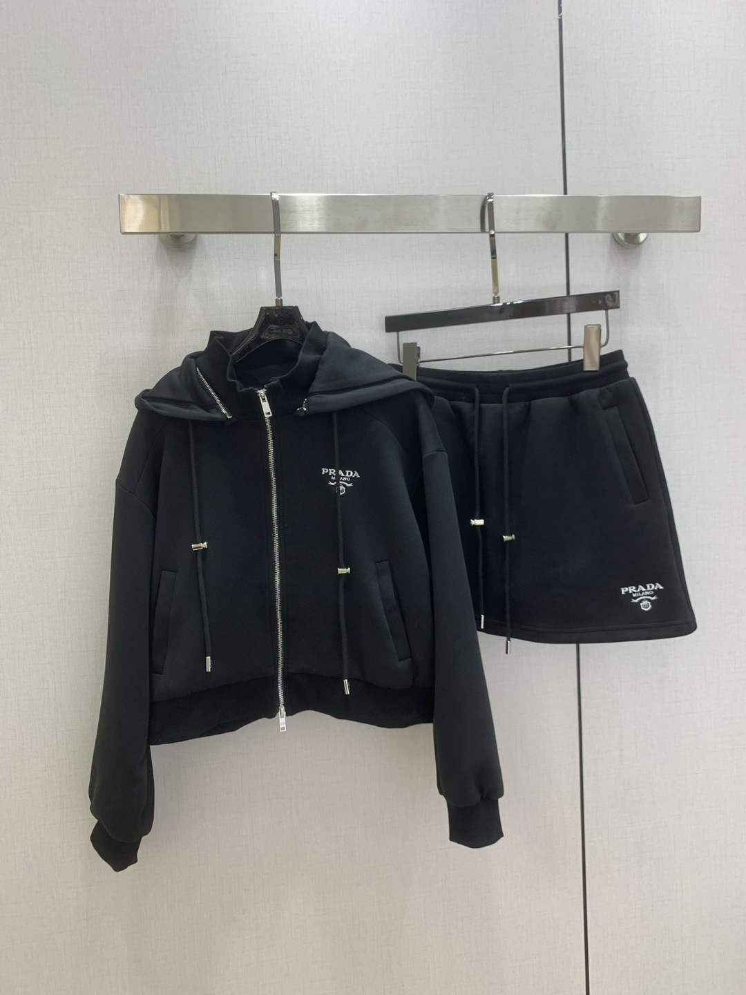 NO:752835,Highly recommended 26 early spring suit, hooded casual skirt suit, detachable hood, hot style coming, space cotton fabric, retro fashion, exquisite sports style that is popular on INS, fits the dual needs of comfort and fashion and can be integrated into every daily dressing scene. Playful and age-reducing design elements full of vitality. Two colors SML code, high quality ABC,, skirts, hats,19860909强烈推荐 26早春套装 连帽休闲半裙套装 帽子可拆卸 爆款来袭 太空棉面料 复古时髦 火爆INS的精致运动风,贴合舒适与时髦的双需求能融入每个日常的穿搭场景中.俏皮减龄充满元气的设计元素 两个色 SML码 高品质ABC,,skirts,hats,,Women's clothing