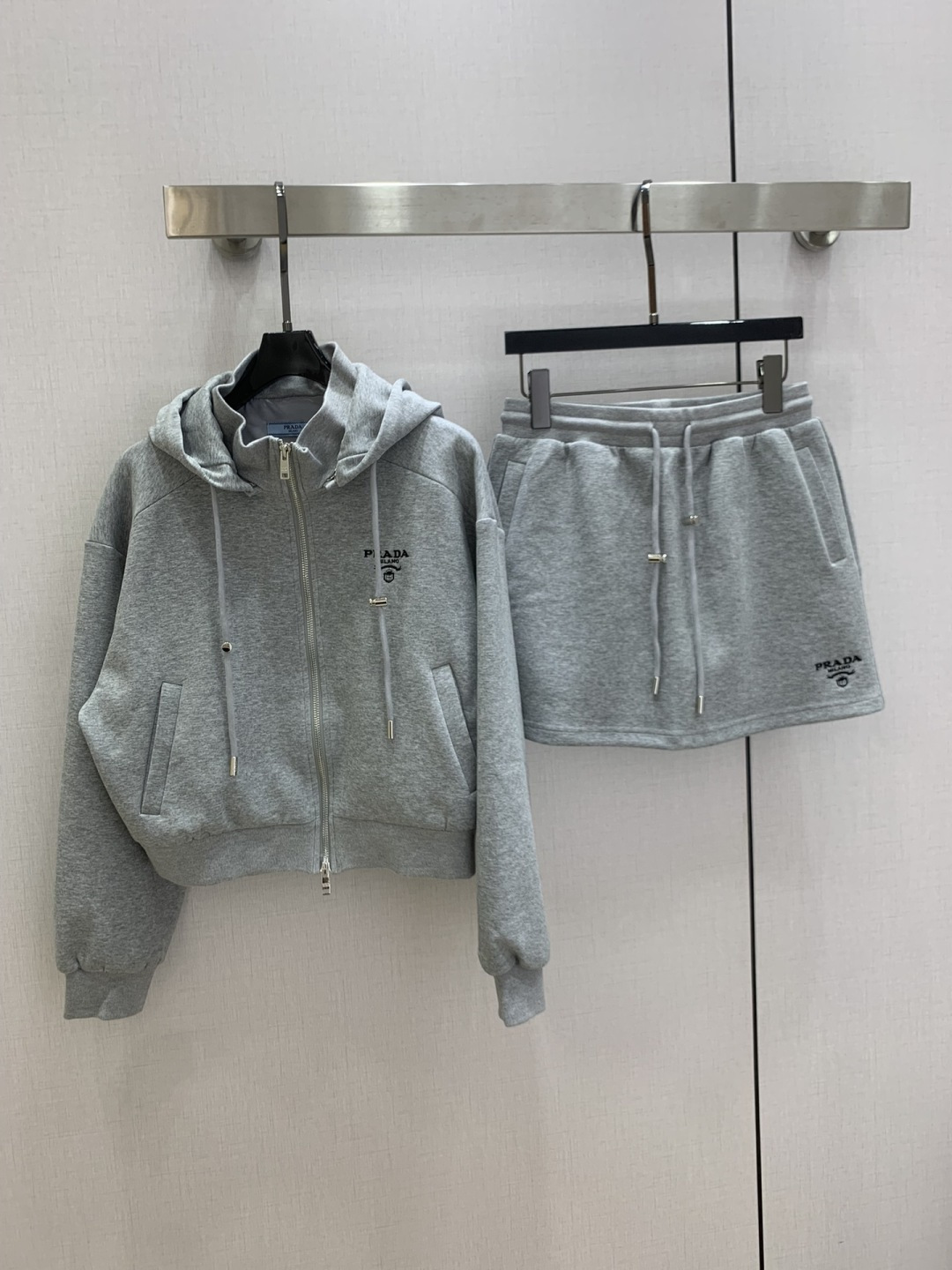 NO:752841,Highly recommended 26 early spring suit, hooded casual skirt suit, detachable hood, hot style coming, space cotton fabric, retro fashion, exquisite sports style that is popular on INS, fits the dual needs of comfort and fashion and can be integrated into every daily dressing scene. Playful and age-reducing design elements full of vitality. Two colors SML code, high quality ABC,, skirts, hats,19860909强烈推荐 26早春套装 连帽休闲半裙套装 帽子可拆卸 爆款来袭 太空棉面料 复古时髦 火爆INS的精致运动风,贴合舒适与时髦的双需求能融入每个日常的穿搭场景中.俏皮减龄充满元气的设计元素 两个色 SML码 高品质ABC,,skirts,hats,,Women's clothing