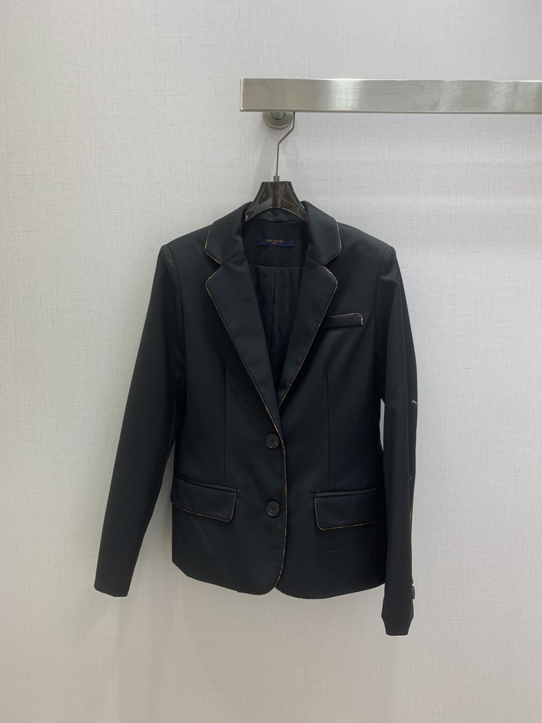 NO:752847,Highly recommended for the early spring of 26, the new leather-branded suit jacket on the back is fashionable, low-key, luxurious and high-end!  The style is versatile and not picky, and the quality of workmanship depends on the details. A must-have for white, rich and beautiful women!  One color SML code high quality ABC,,jackets & coats,business suit,19860909强烈推荐 26早春新款 后背皮牌西装外套 时髦低调气质又奢华高级！版型百搭不挑人,做工品质看细节.白富美必入！一个色 SML码 高品质ABC,,jackets & coats,business suit,,Women's clothing