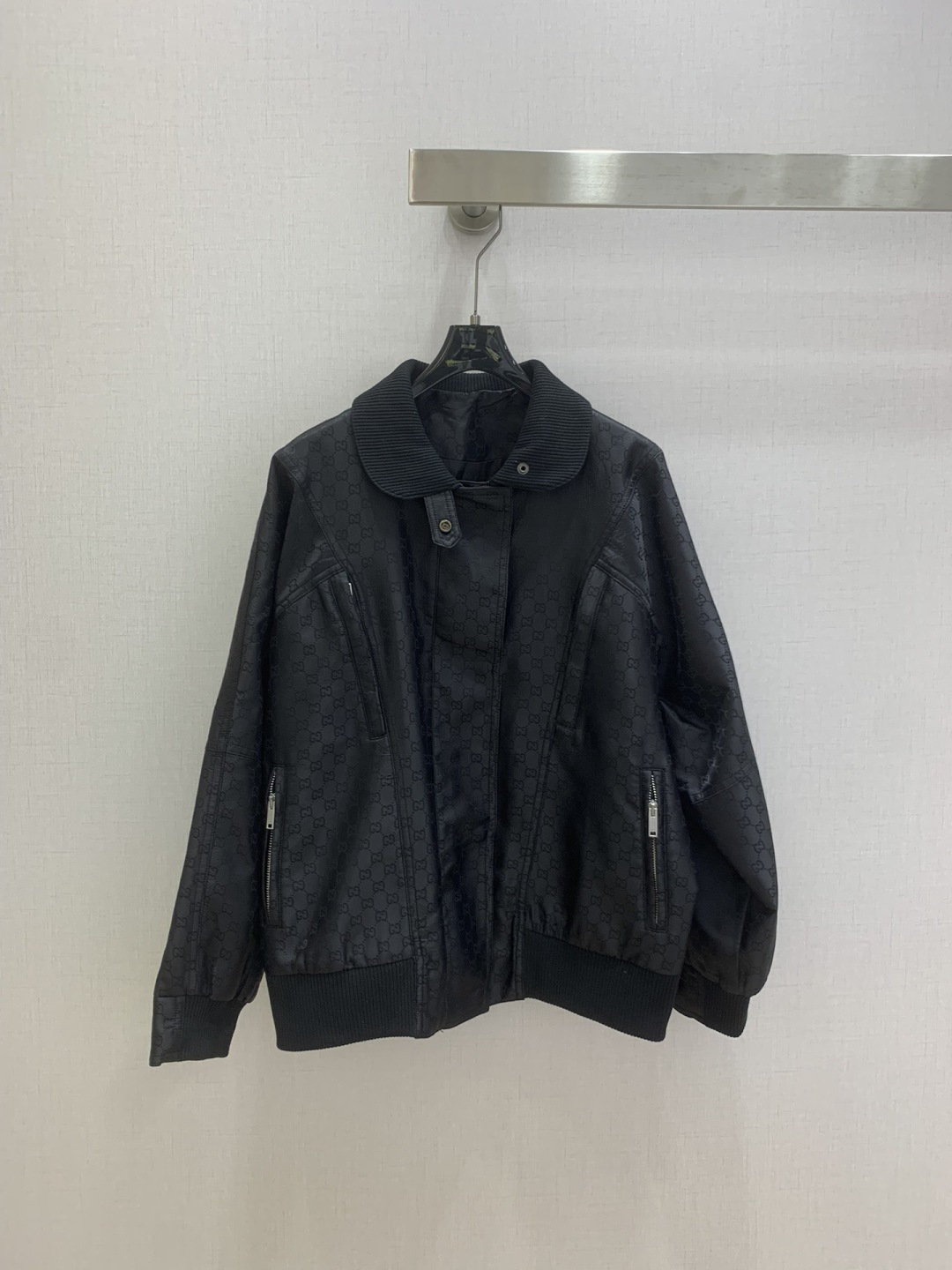 NO:752830,Highly recommended for the early spring of 26, the new jacquard stand-collar jacket is an instant hit after shipment. The special material has a sense of texture. Every small detail is paid great attention to. It has just the right sense of high-end. Three-dimensional tailoring makes the upper body of the garment more refined and western-style. Customized molding and decoration. The real thing is amazing!  Fine workmanship, look at the details, one color SML code, high quality ABC,,jackets & coats,jackets & coats,19860909强烈推荐 26早春新款 提花立领夹克外套 出货即爆单 特殊材质有肌理感 每个小细节都非常注重 恰到好处的高级感 立体剪裁 让成衣上身更为精致洋气 开模定制装饰 实物太赞啦！做工精细看细节 一个色 SML码 高品质ABC,,jackets & coats,jackets & coats,,Women's clothing