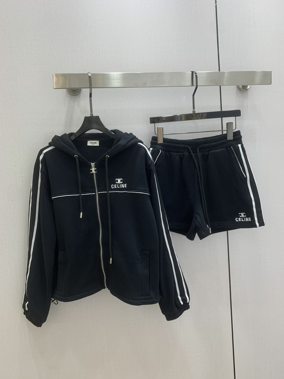 NO:752836,Highly recommended for the early spring of 26, hooded casual suit with contrasting colors. Adorable style, full of small details. Exquisite workmanship, age-reducing fashion, good HOLD style, won the hearts of fairies, soft and textured, classic, two colors, SML code, high quality ABC,,hats,19860909强烈推荐 26早春新款 连帽撞色休闲套装 可A可乖的风格,满满小细节太加分了.做工精致 减龄时尚 好HOLD住造型 深得仙女心 柔软有质感 经典之作 两个色 SML码 高品质ABC,,hats,,Women's clothing