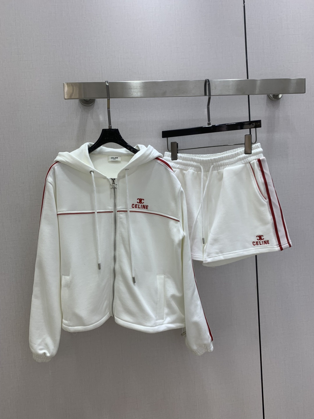 NO:752842,Highly recommended for the early spring of 26, hooded casual suit with contrasting colors. Adorable style, full of small details. Exquisite workmanship, age-reducing fashion, good HOLD style, won the hearts of fairies, soft and textured, classic, two colors, SML code, high quality ABC,,hats,19860909强烈推荐 26早春新款 连帽撞色休闲套装 可A可乖的风格,满满小细节太加分了.做工精致 减龄时尚 好HOLD住造型 深得仙女心 柔软有质感 经典之作 两个色 SML码 高品质ABC,,hats,,Women's clothing